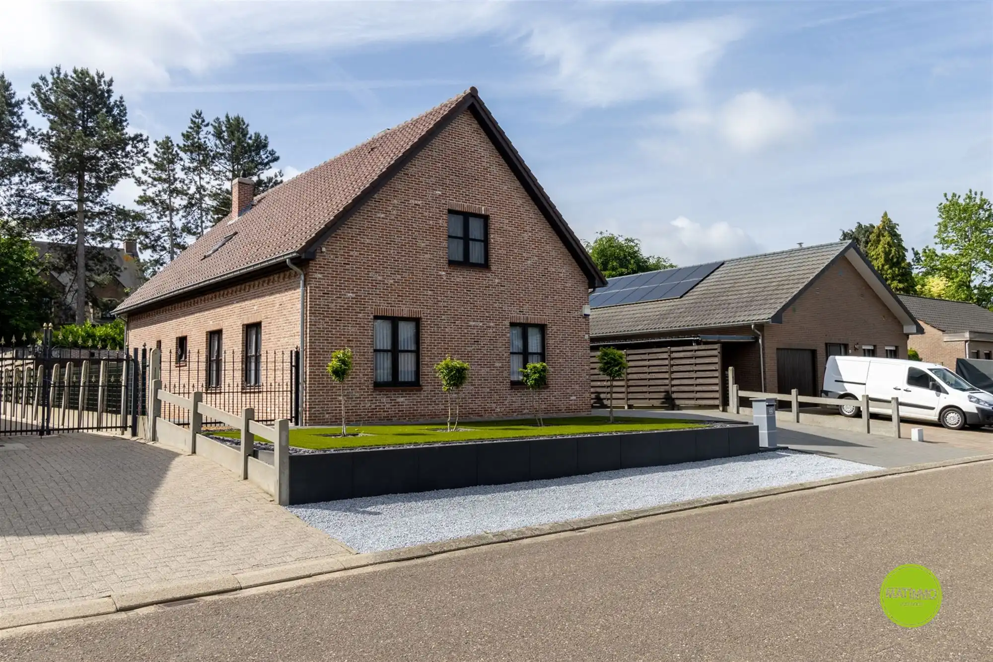 Instapklare gezinswoning met mooie tuin op toplocatie foto 3