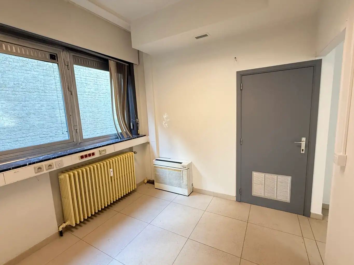 Handelsgelijkvloers met polyvalente ruimte, burelen & opslag foto 7