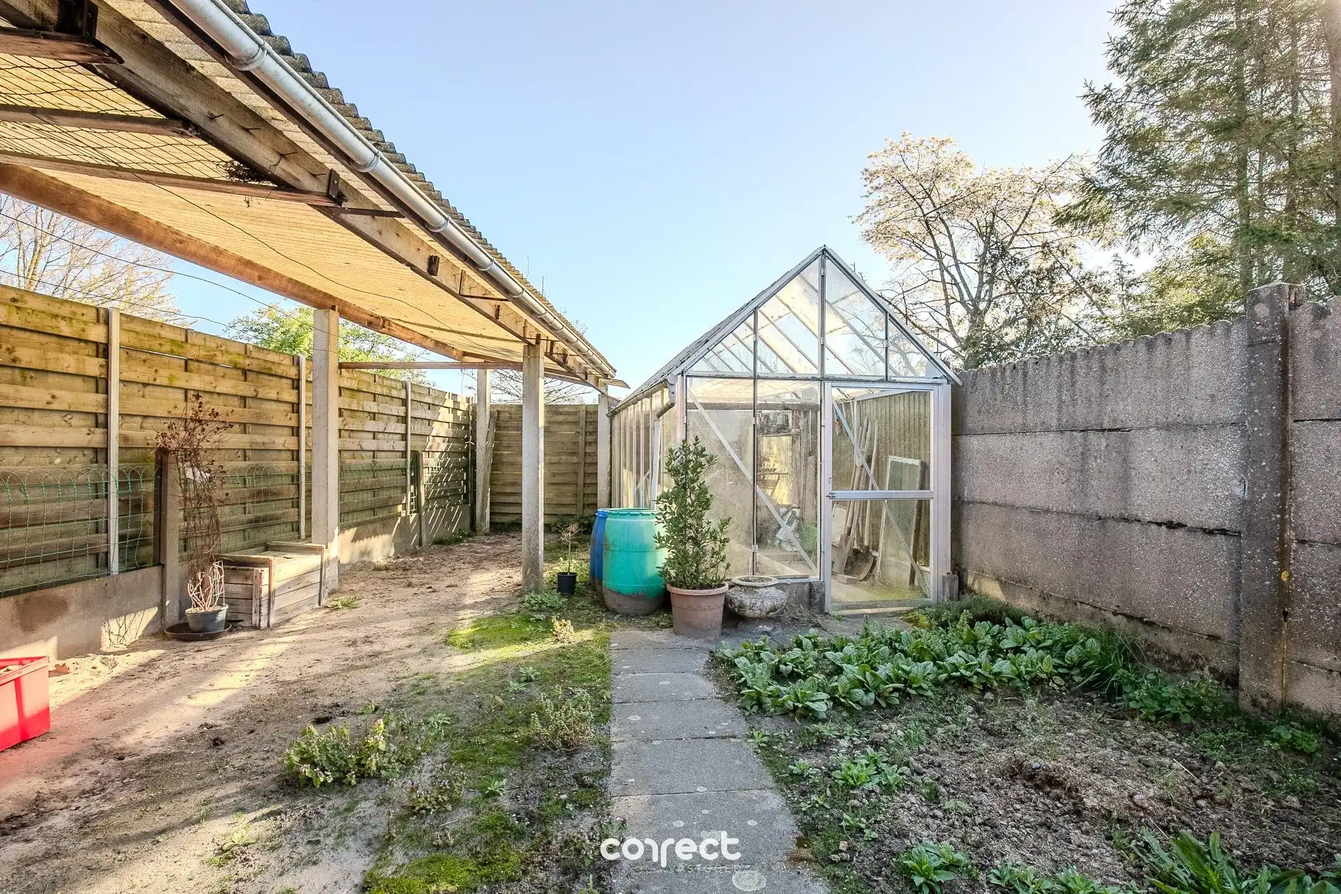 Halfopen bebouwing met 4 slaapkamers, zongerichte tuin, oprit en garage. foto 12