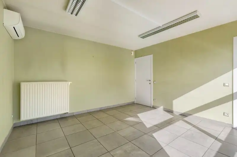 Polyvalente kantoorruimte met 3 slaapkamer appartement TE KOOP in Tielt! foto 14