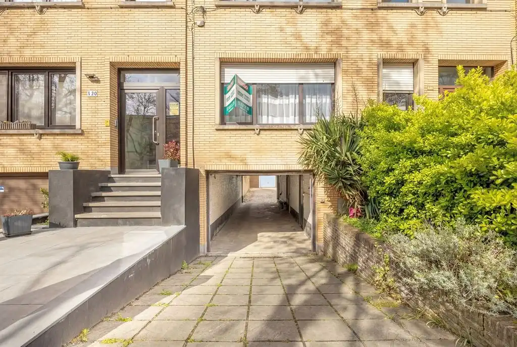 Ruime garagebox  foto {{pictureIndex}}