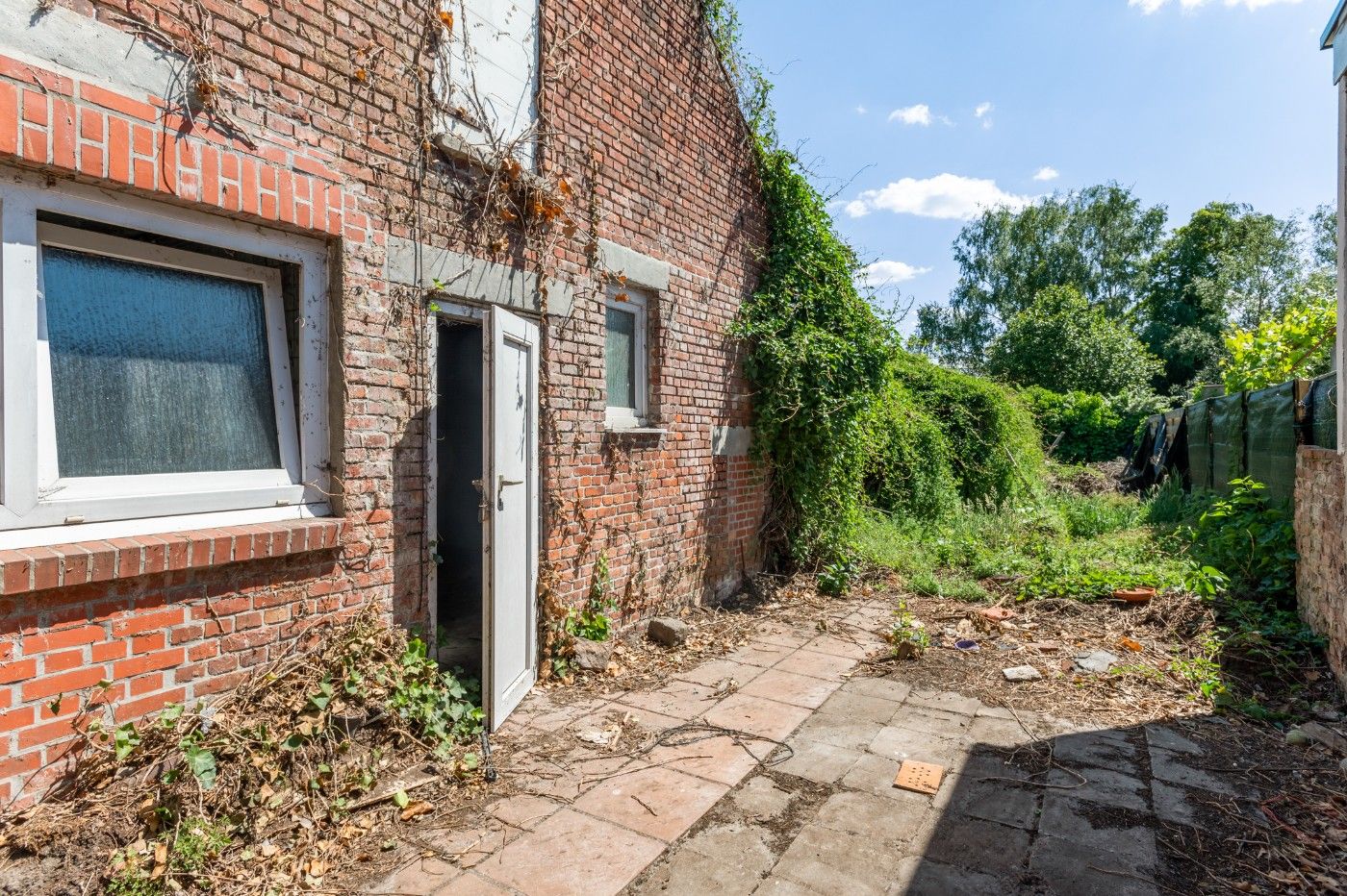 Ruime, volledig te renoveren woning met 4 slpk. en tuin in centrum Stabroek foto 17