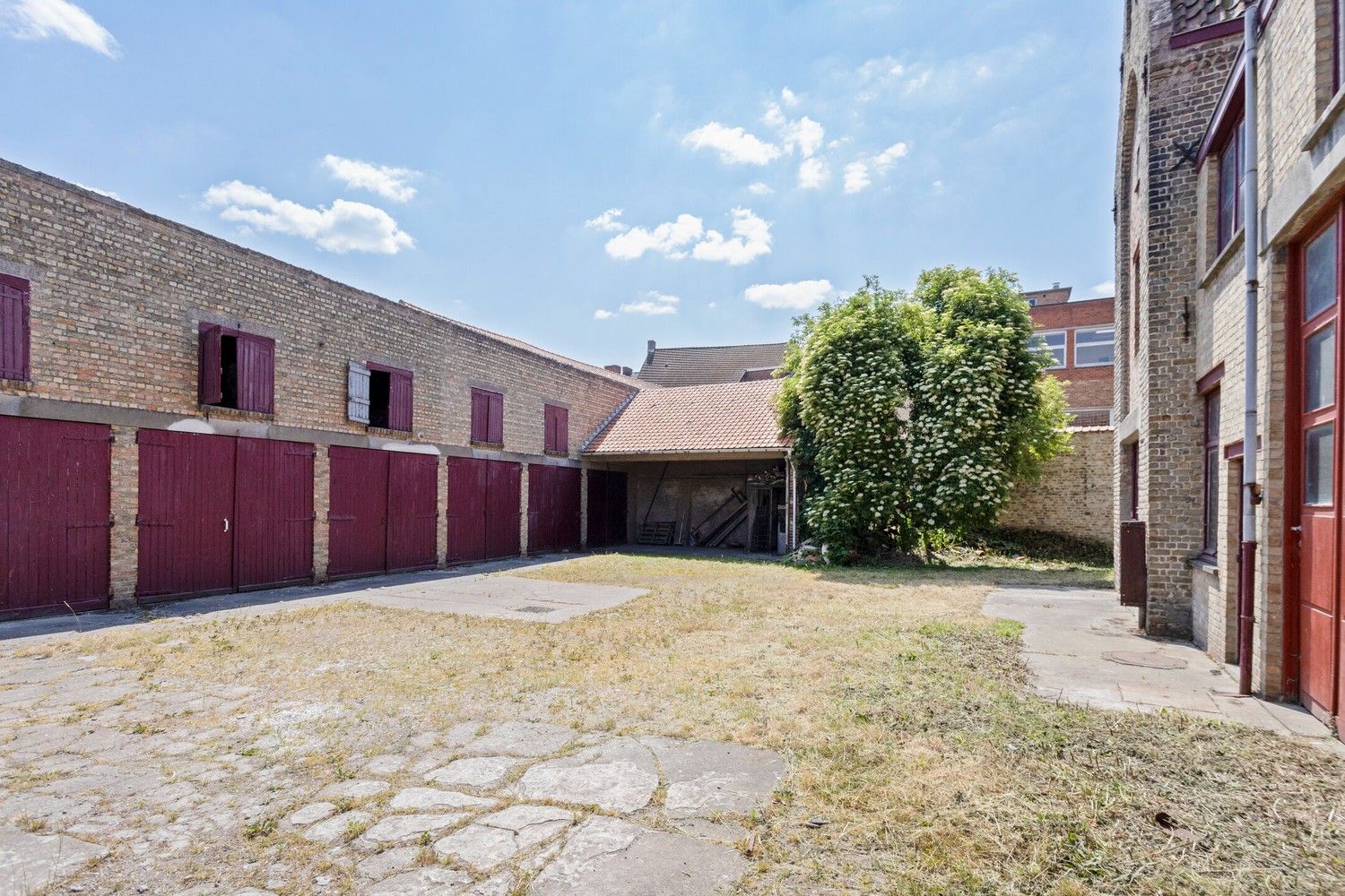 VEURNE: Historisch gebouw (reeds vermeld begin 15de eeuw, verbouwd in 1716) met meerdere garages pal in het centrum van Veurne op 673m² grondoppervlakte. foto 6