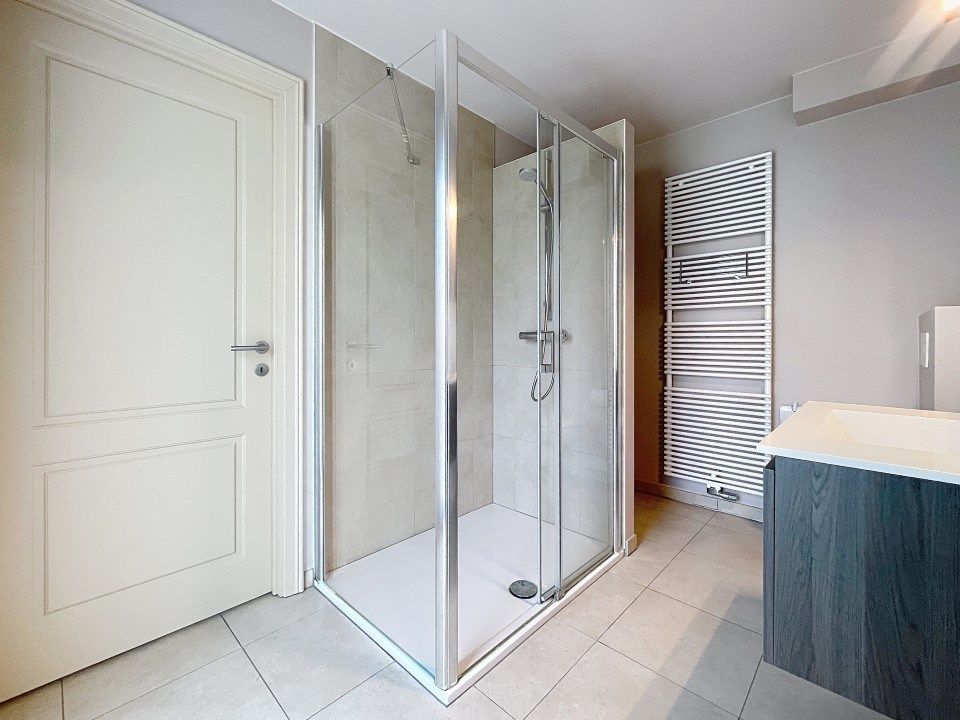 Lichtrijk gelijkvloers appartement in hartje Oostnieuwkerke foto 7