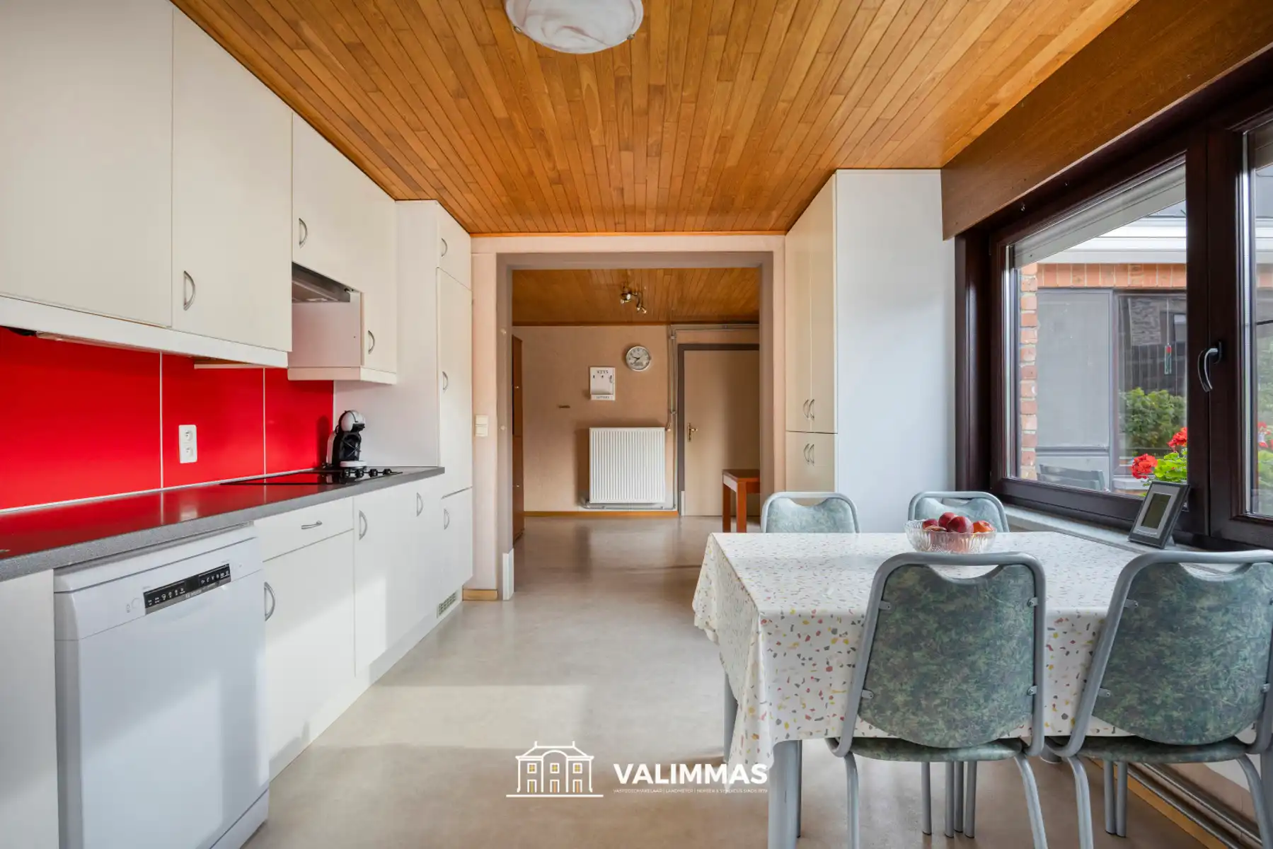 Zeer ruime vrijstaande woning met tuin, garage & bijgebouwen foto 29
