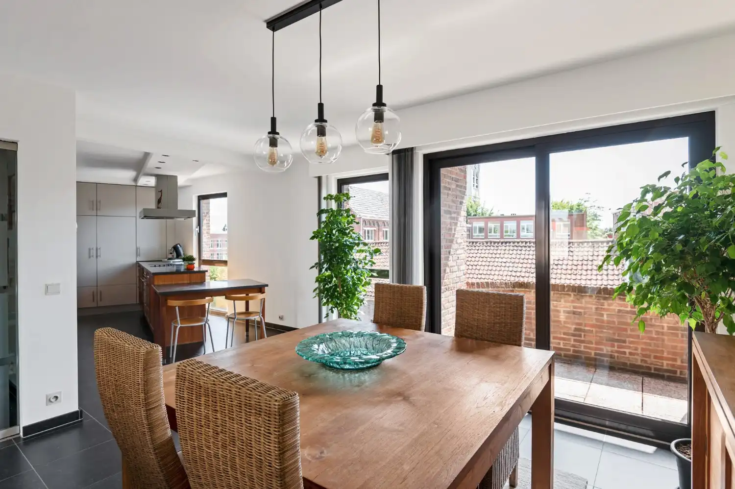 ZEER RUIM APP. MET 4 SLK, 2 BADK., RIANT TERRAS EN PARKING! foto 3