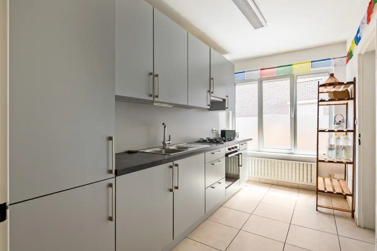 Licht, rust en stadse dynamiek ... in dit gelijkvloers hoekappartement met 2 slaapkamers komt het mooi samen. foto 7