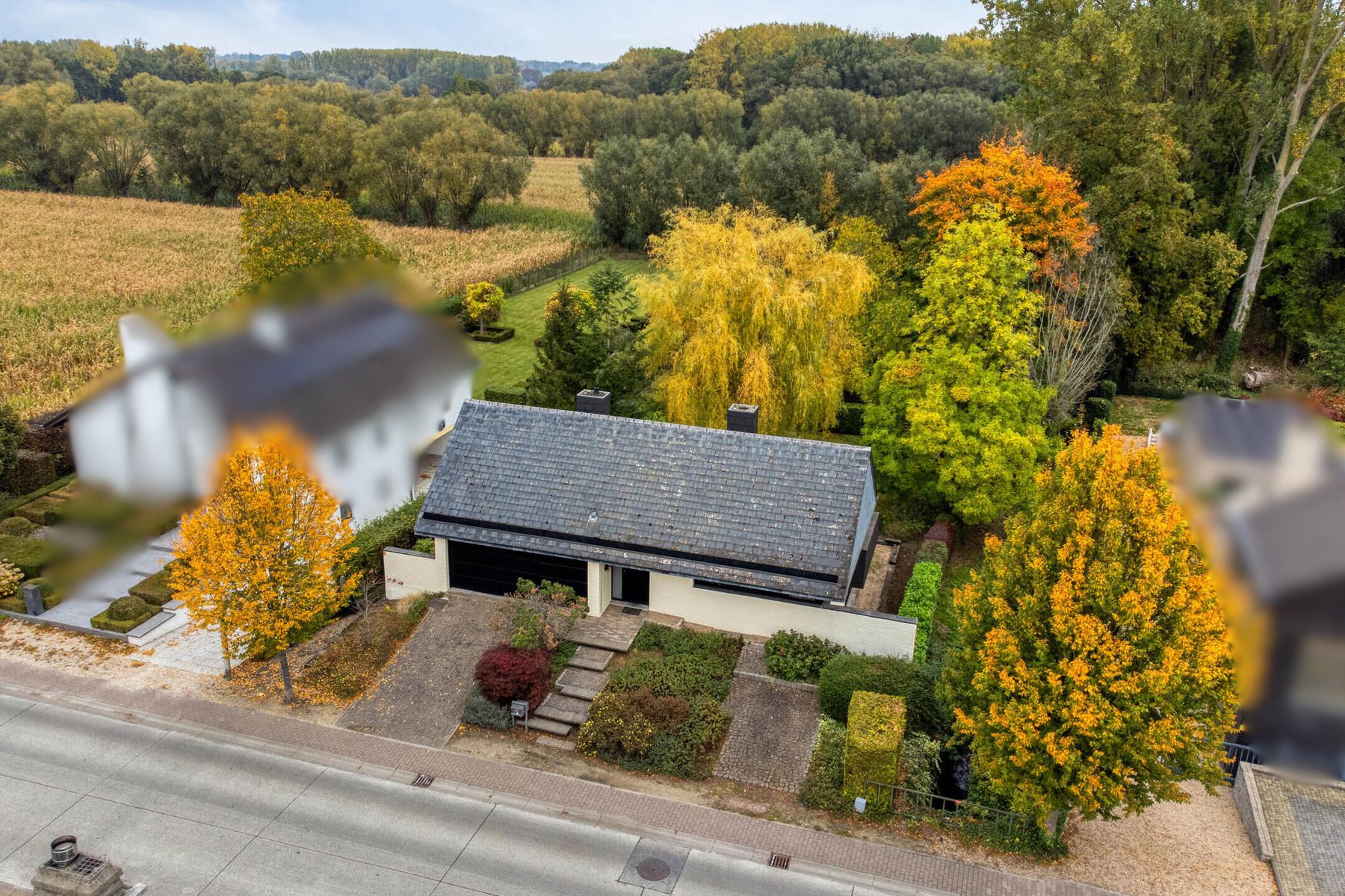 Karaktervolle villa grenzend aan het Liedekerke bos foto {{pictureIndex}}