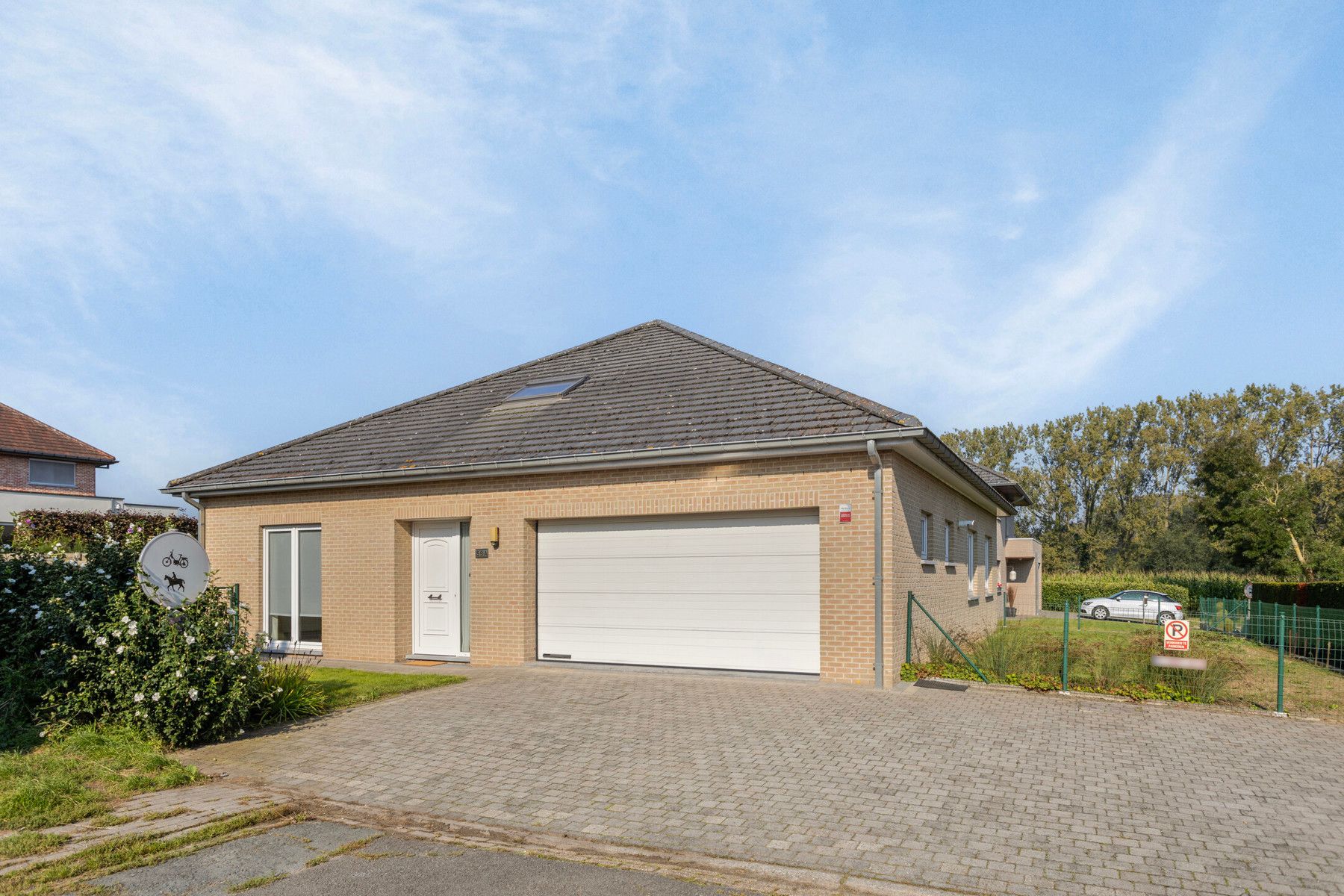 Bungalow met 5 kamers, tuin en garage! foto 1