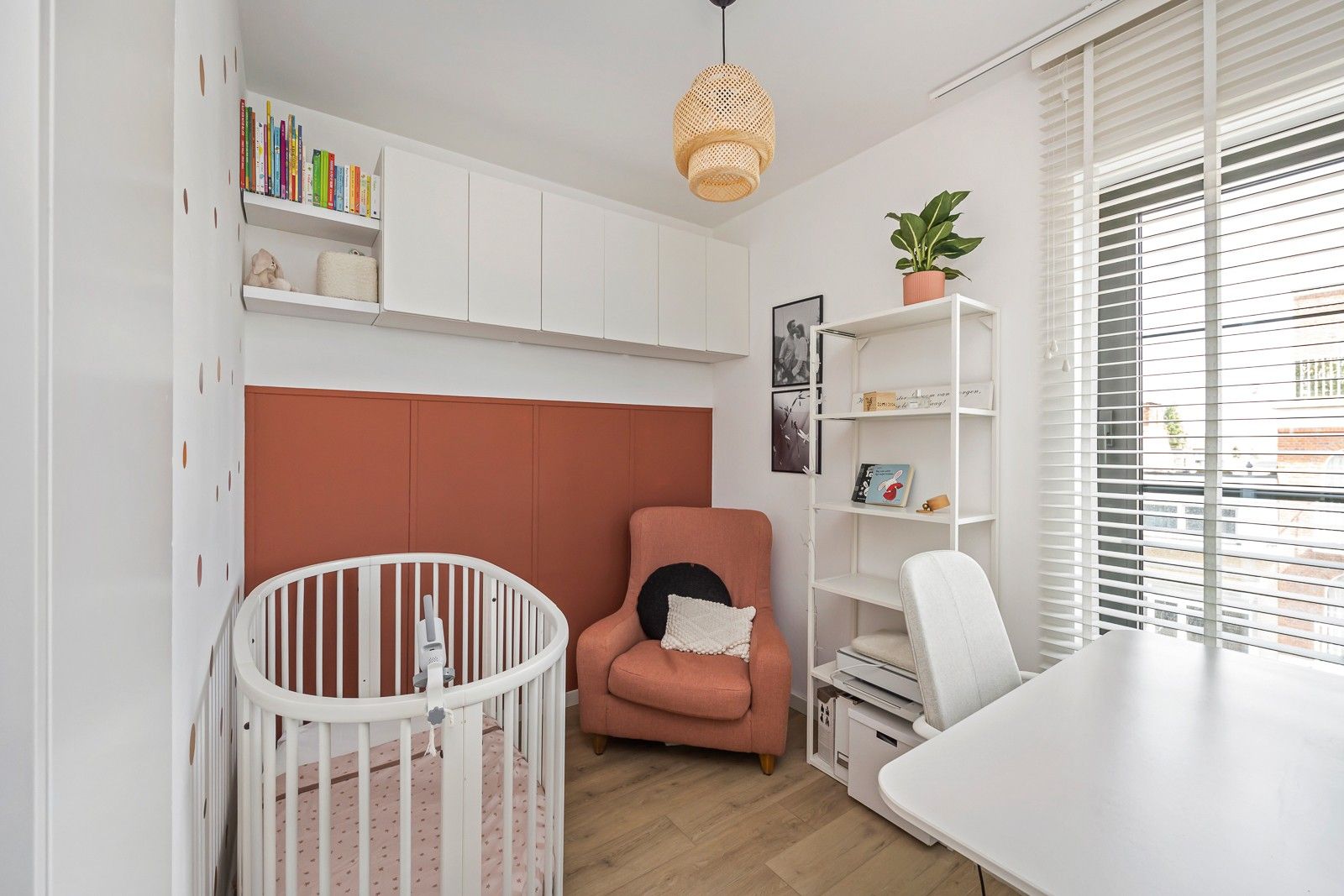 Compleet appartement met 2 slaapkamers, terras, kelder en parking. foto 8