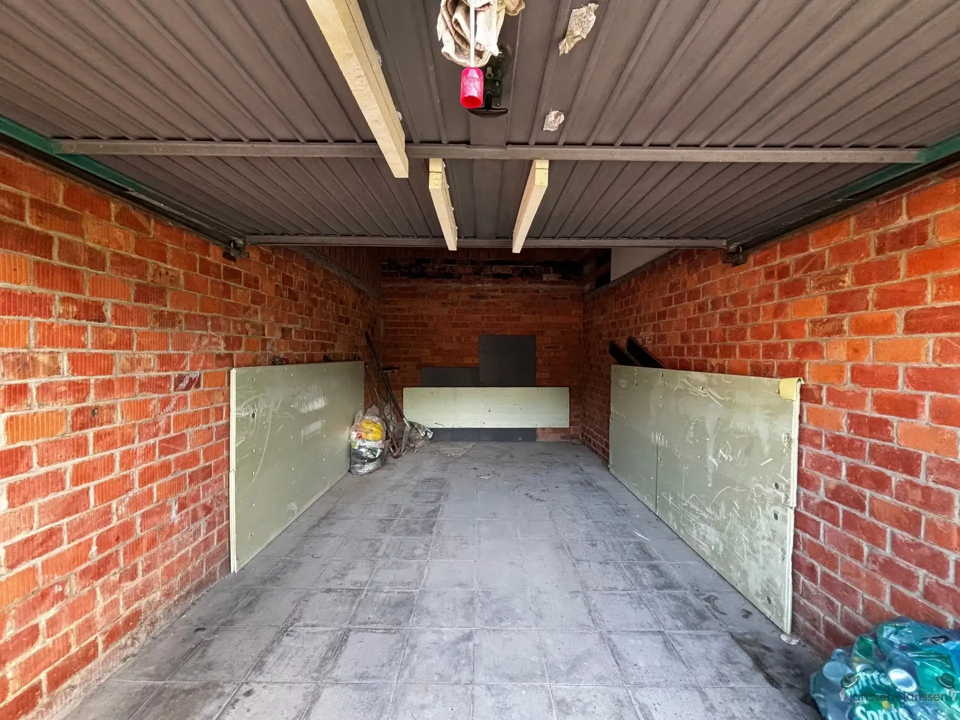 Opbrengsteigendom van 3 app en 20 garages foto 19