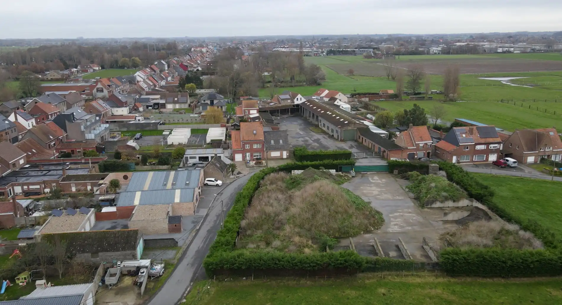 Perceel bouwgrond (292 m²) bestemd voor gesloten bebouwing nabij centrum Eernegem foto 2