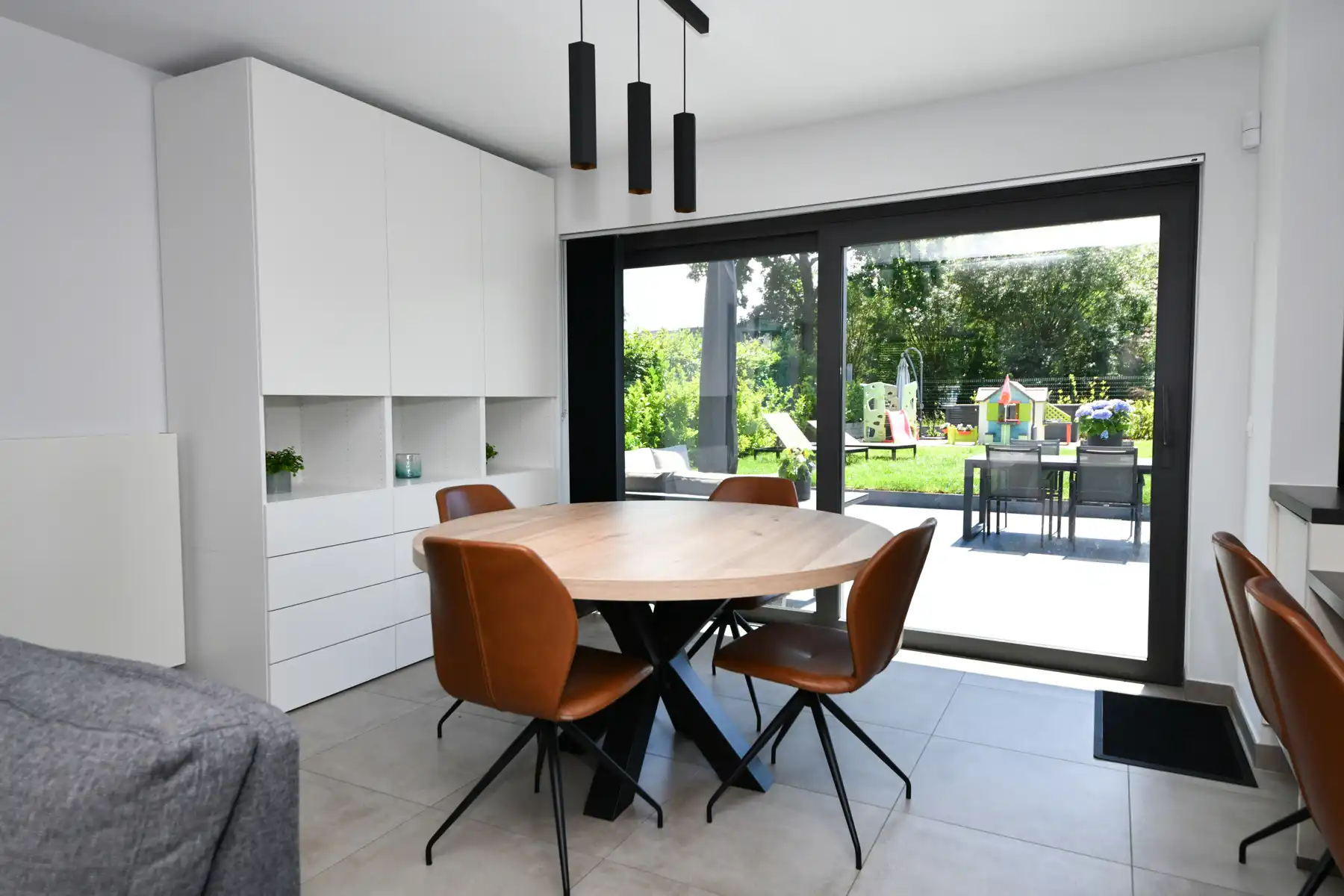 recente ruime woning met 3 slaapkamers, garage en tuin  foto 3