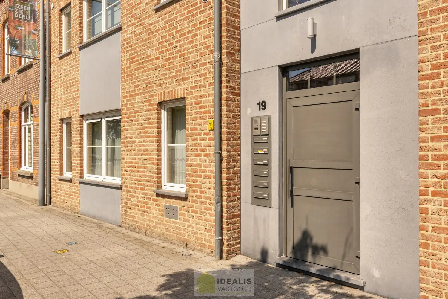 IDEALIS VASTGOED - PRACHTIG  EN LUXUEUS GELIJKVLOERS APPARTEMENT VAN MAAR LIEFST +-122M² IN EEN KLEINSCHALIGE RESIDENTIE MET 2 SLAAPKAMERS, AANGENAME LEEFRUIMTE MET AANSLUITEND KEUKEN MET KEUKENEILAND, BADKAMER VOORZIEN VAN BAD EN DOUCHE, ZEER RUIME GARAGE (+-28M²) EN TERRAS MET AANGELEGDE TUIN . Zeer geschikt voor kandidaten op zoek naar betaalbare woonruimte in zeer goede staat vlak bij de stadskern van Bree! foto 2