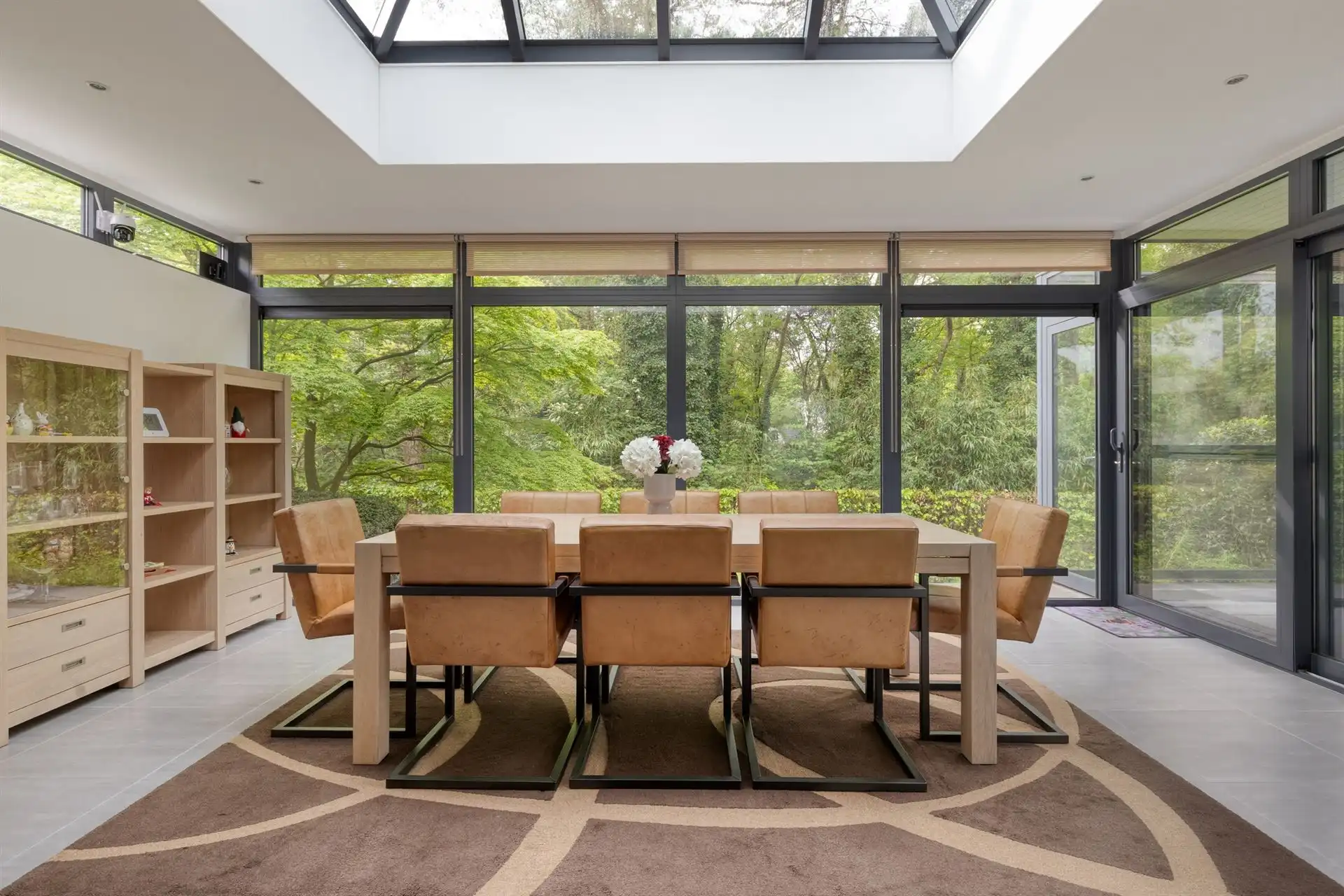 Charmante villa van 424 m² met 4 slpks, royale garage en tuin! foto 2