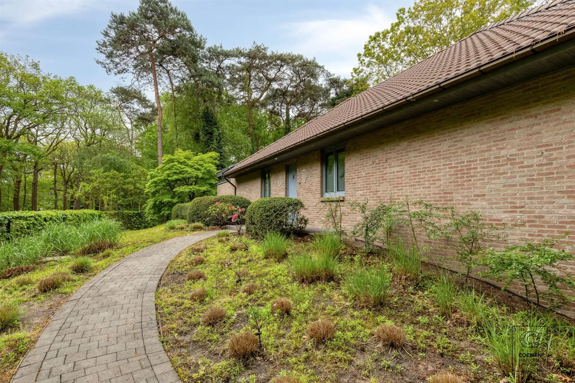 Charmante villa van 424 m² met 4 slpks, royale garage en tuin! foto 2