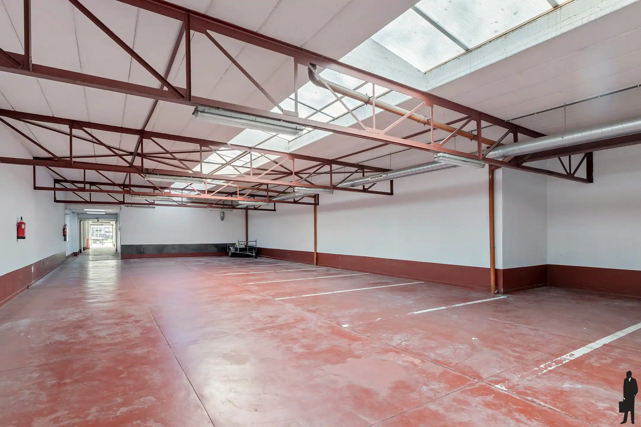 Goed onderhouden dokterspraktijk met 3 studio’s en 14 staanplaatsen foto 33