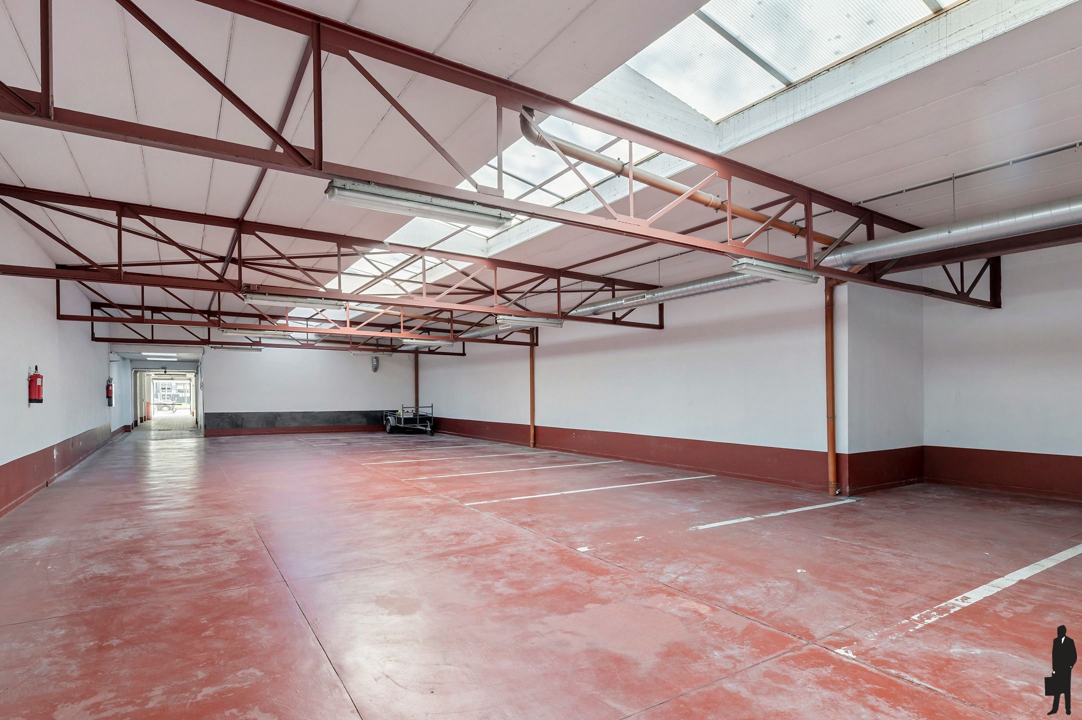 Goed onderhouden dokterspraktijk met 3 studio’s en 14 staanplaatsen foto 33