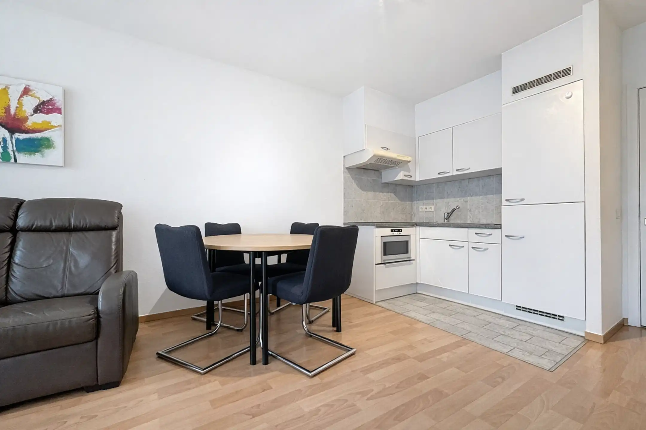 Gemeubeld appartement met één slaapkamer + bureau foto 3