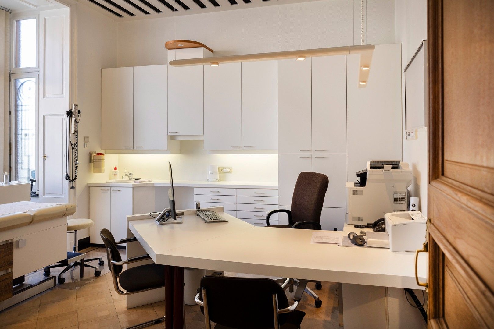 Stijlvolle, instapklare herenwoning met tuin en garage. foto 8