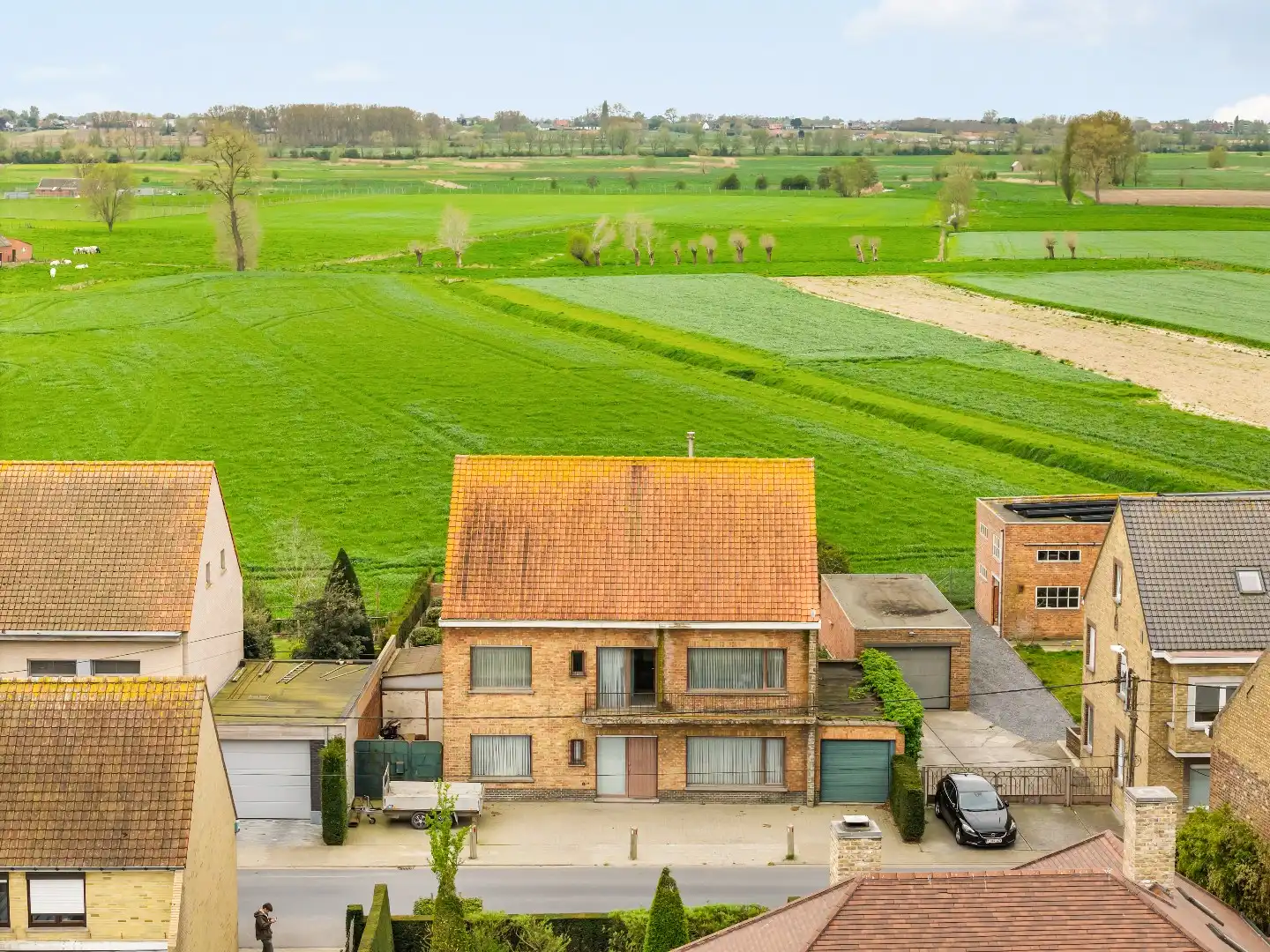 Hoofdfoto van de publicatie: Ruime woning met 4 slaapkamers, loods en tuin met prachtig uitzicht.