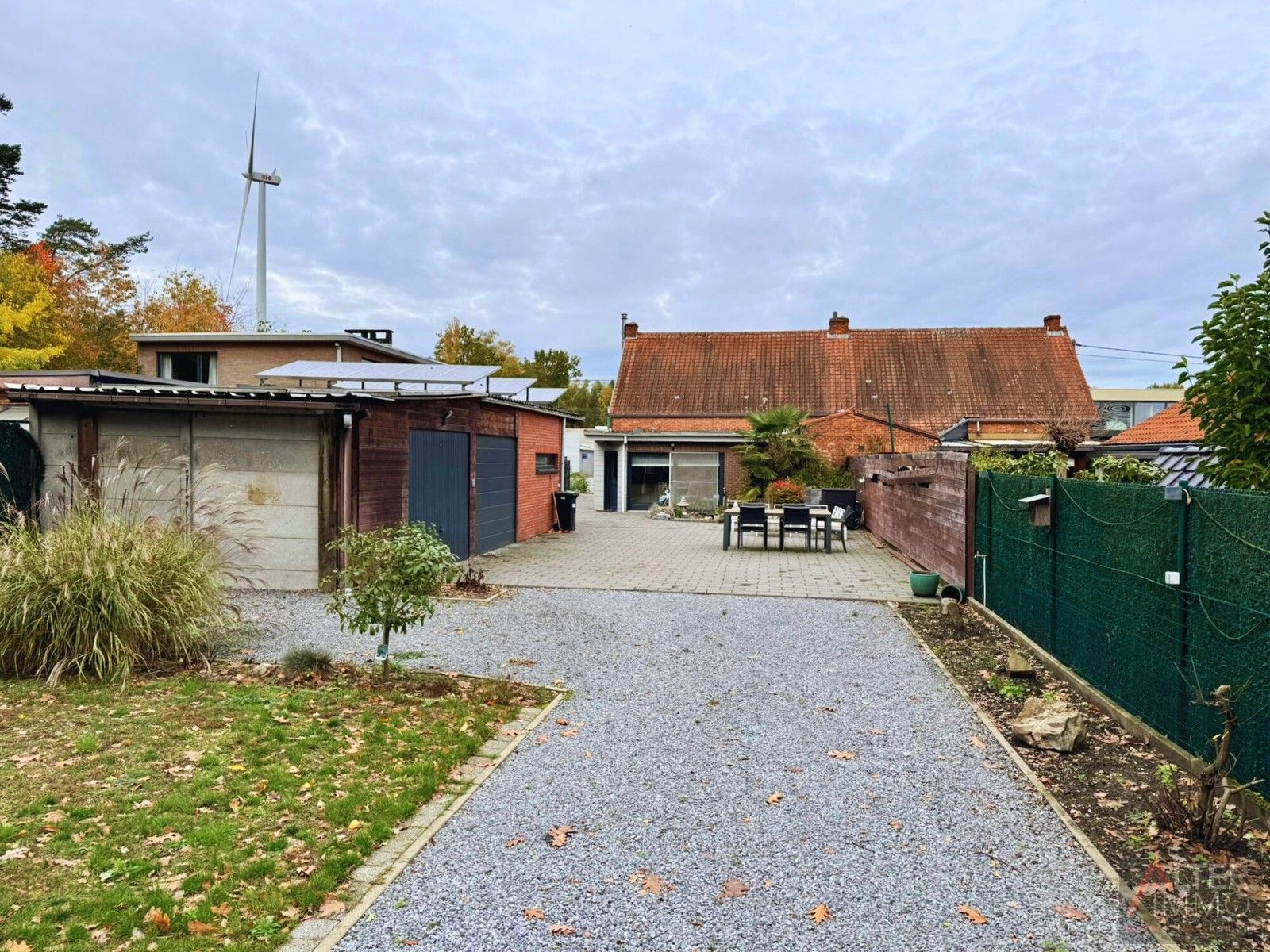 Halfvrijstaande woning, 3 slaapkamers op perceel van 8a 46ca met ruime loods en 3 garages! foto 2