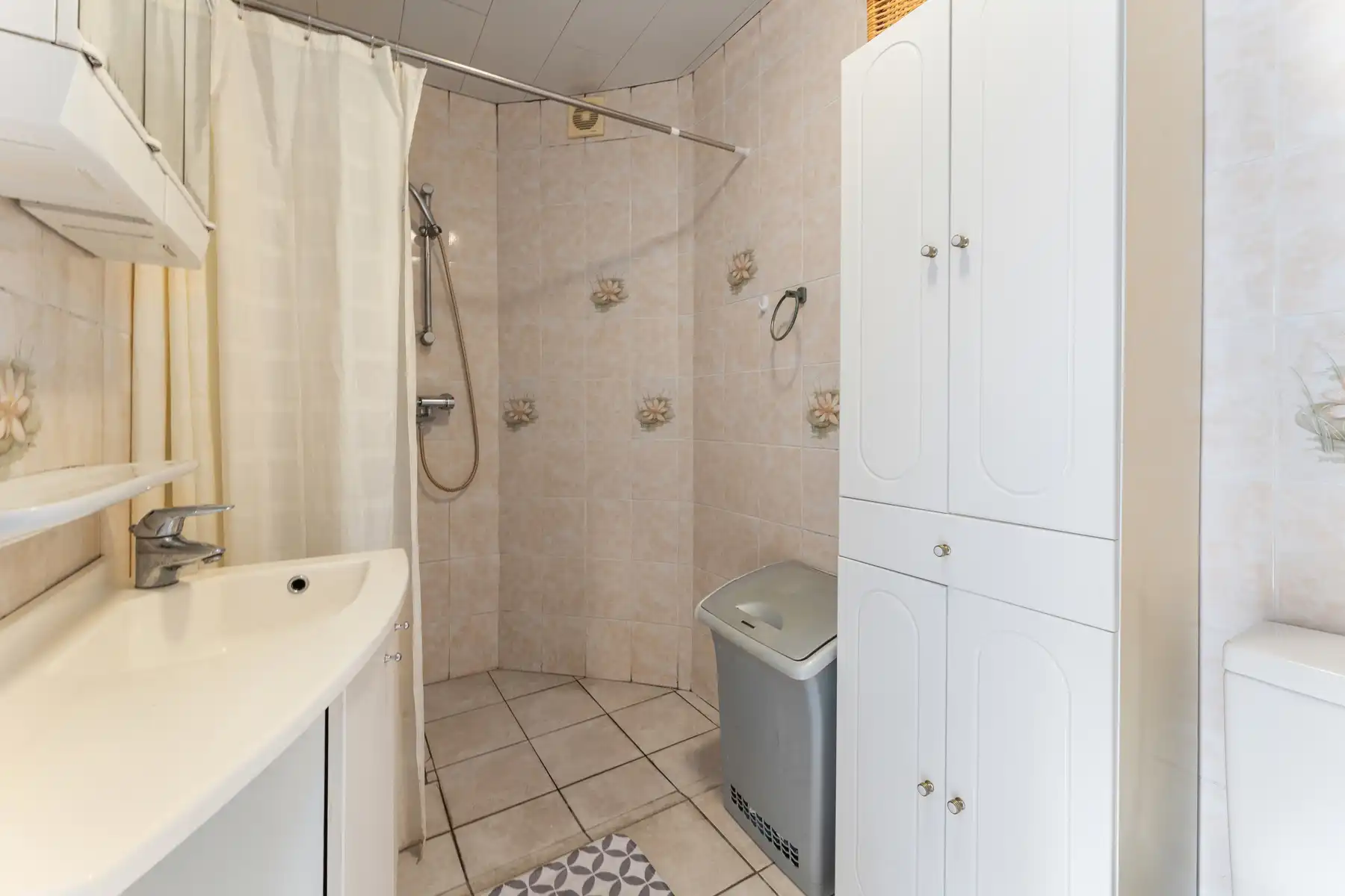 Vernieuwde woning,  gelegen te Roeselare met tuin en garage  foto 14