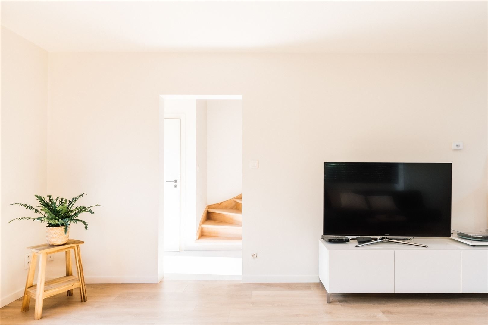 Stijlvol gerenoveerde woning in alle rust met plaats voor elk plan foto 2