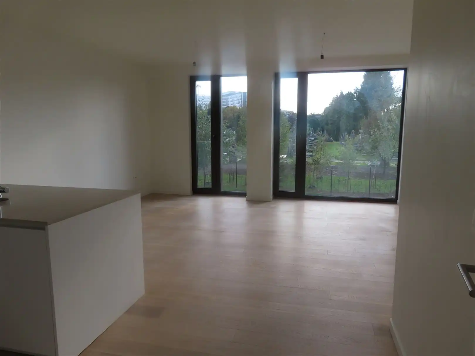 Luxueus recent  2-slaapkamer appartement, terras en parking foto 2