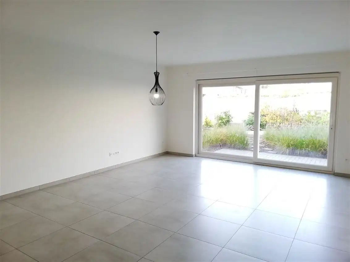 Gelijkvloers app. met 2 slpk., terras en garage, rustigere ligging foto 5