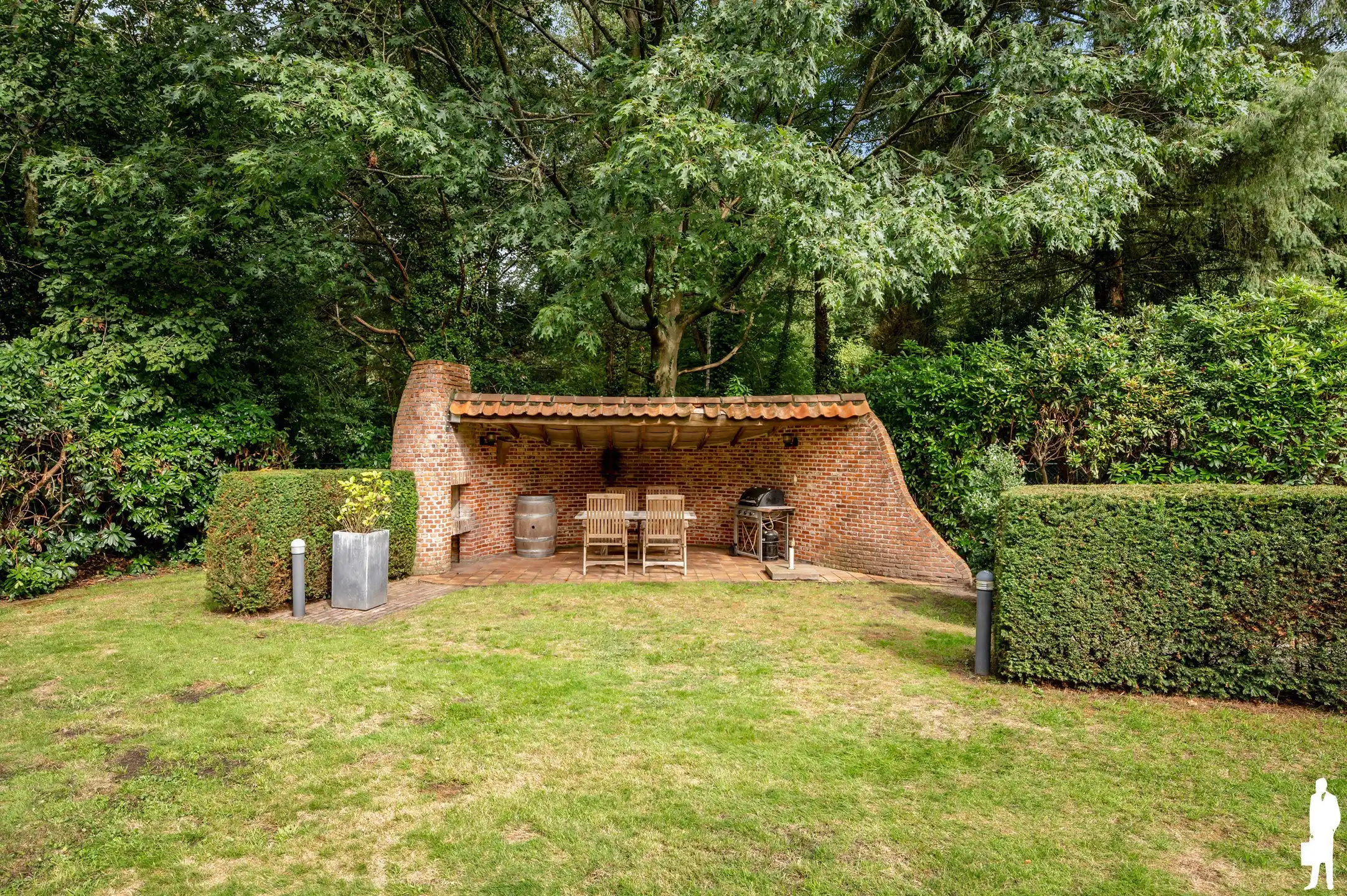 Karaktervolle gelijkvloerse villa op ca. 2.000 m² in zeer rustige, gegeerde en autoluwe wijk Dennendael en dichtbij het natuurgebied foto 49