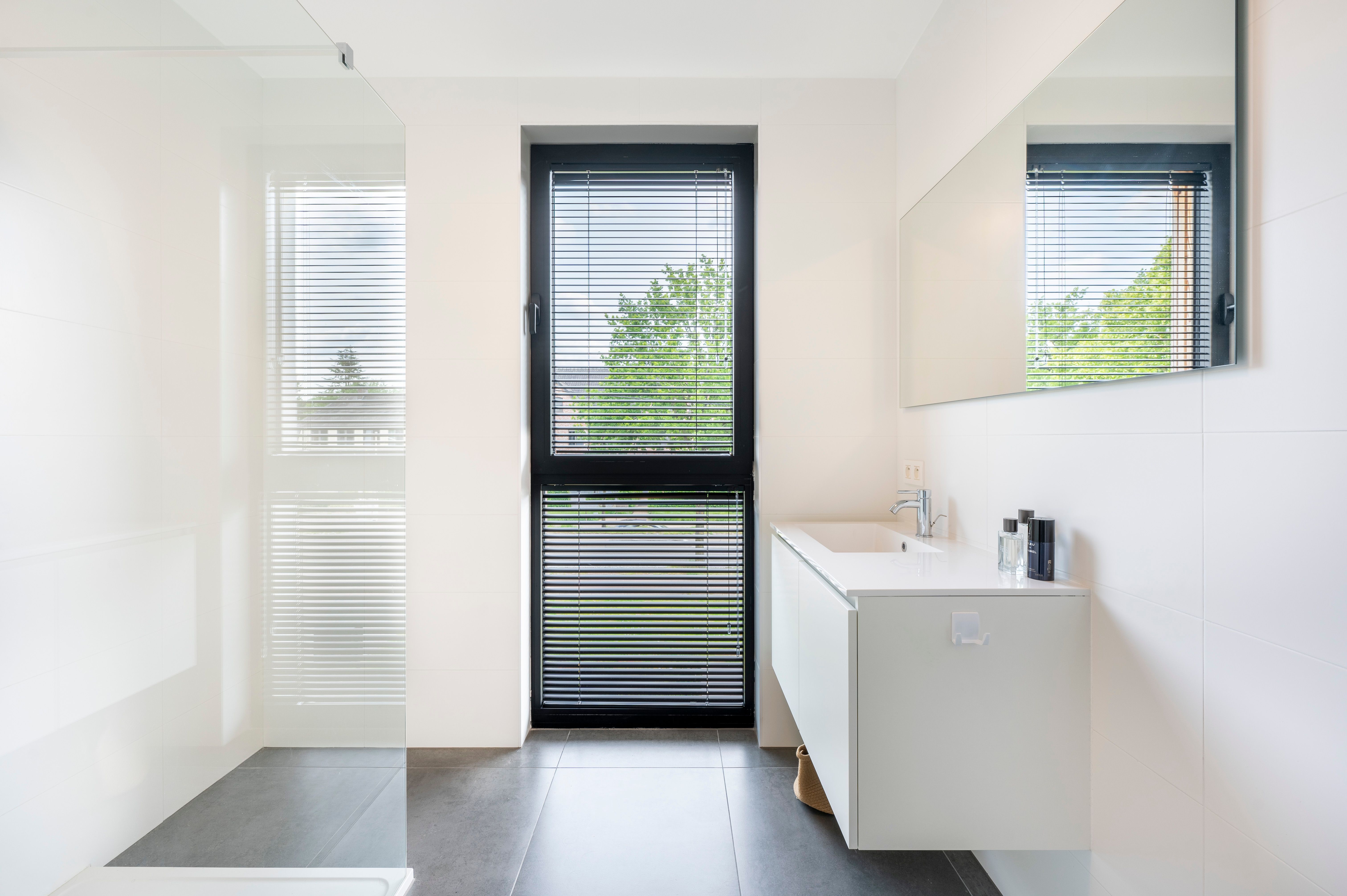 Instapklaar nieuwbouwappartement met 2 staanplaatsen en kelderberging in Brecht! foto 17