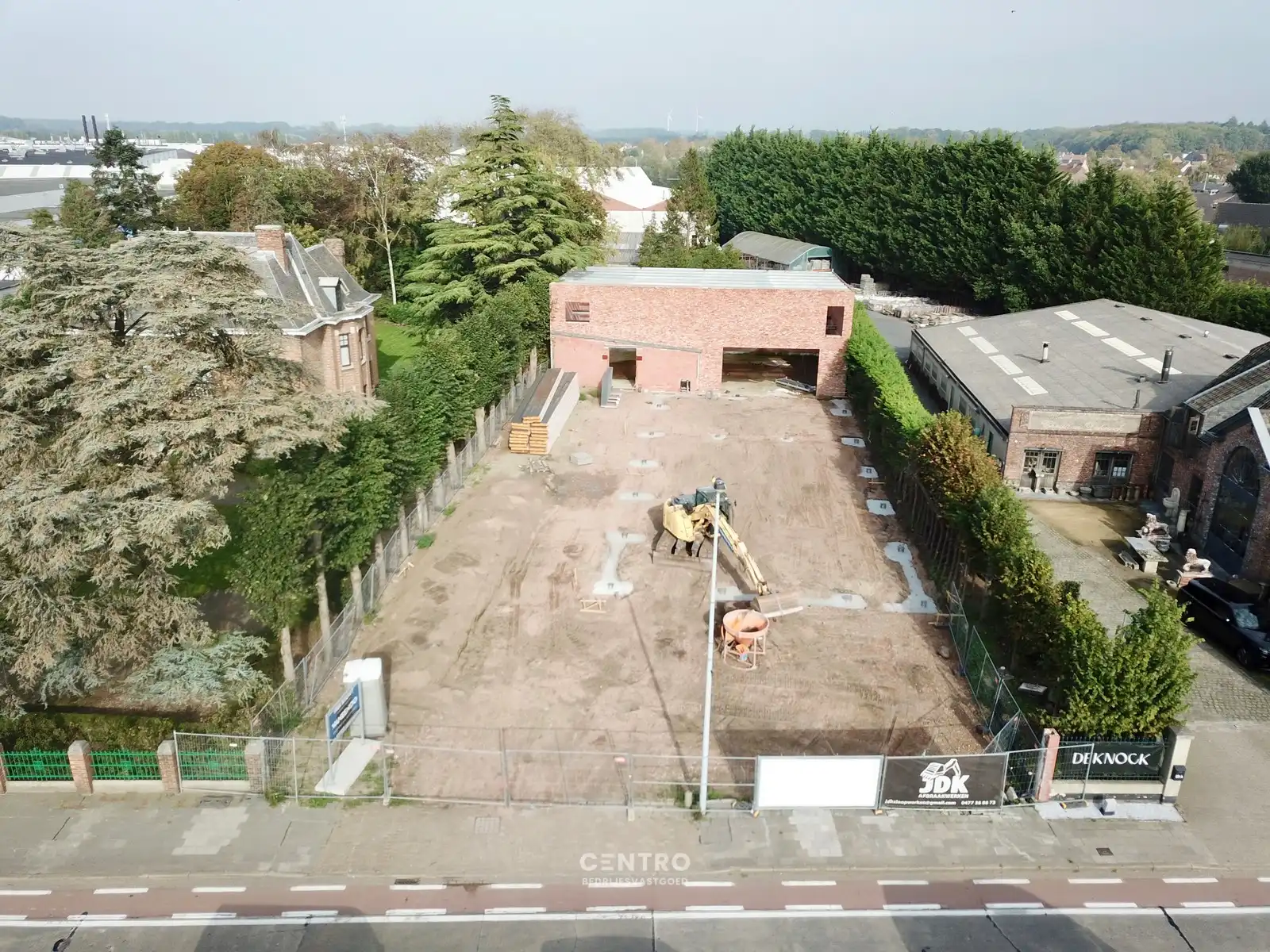 Strategische ligging en zichtlocatie: NB KMO-unit (319m2) met ruime poorten en parking langs de Ruddervoordsestraat in Zedelgem. Op 1,5km van E40/E403!!! foto 4
