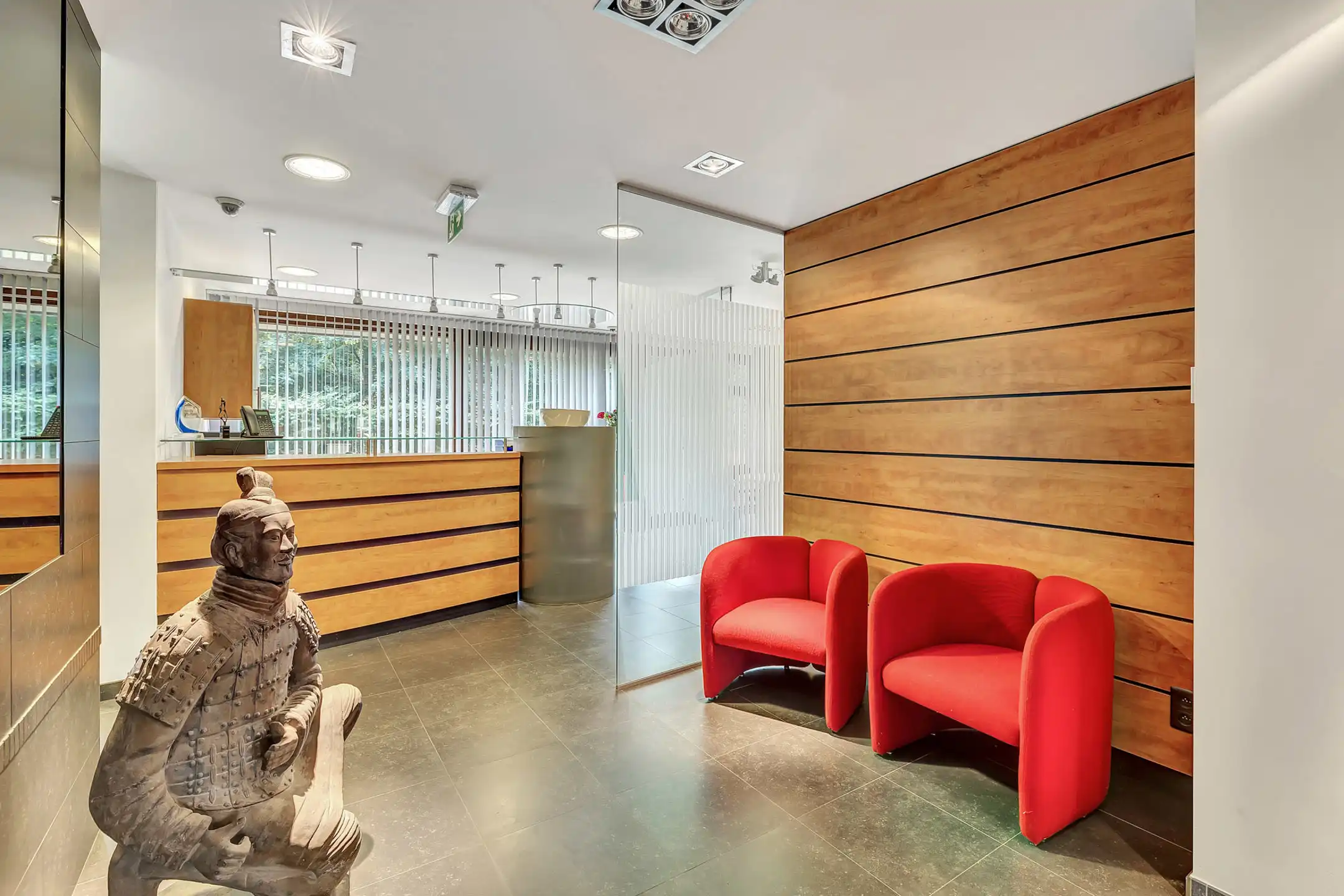 Instapklaar commercieel gelijkvloers op strategische locatie foto 7