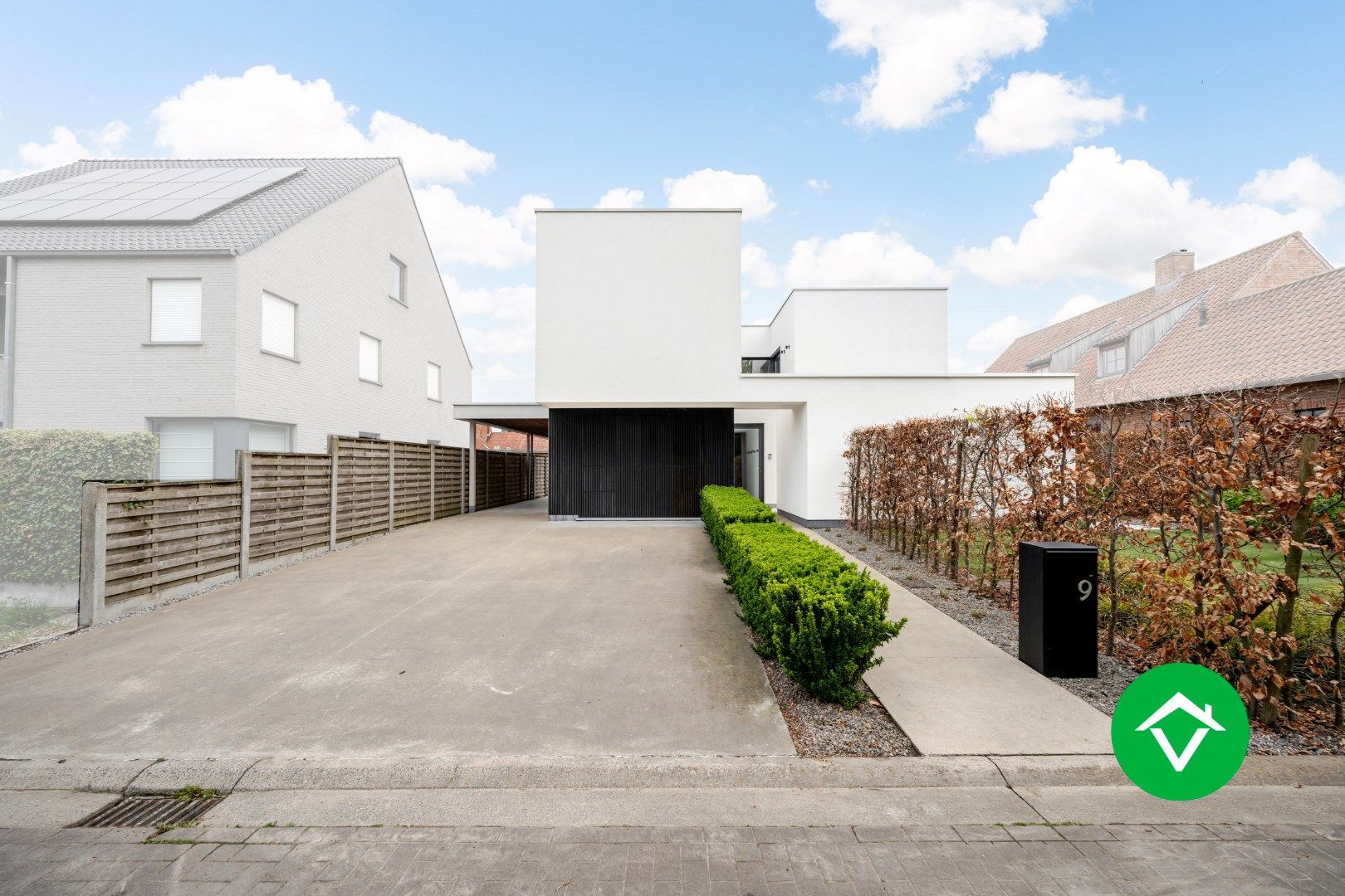 Zeer stijlvolle en instapklare villa te koop in het centrum van Koekelare. foto {{pictureIndex}}