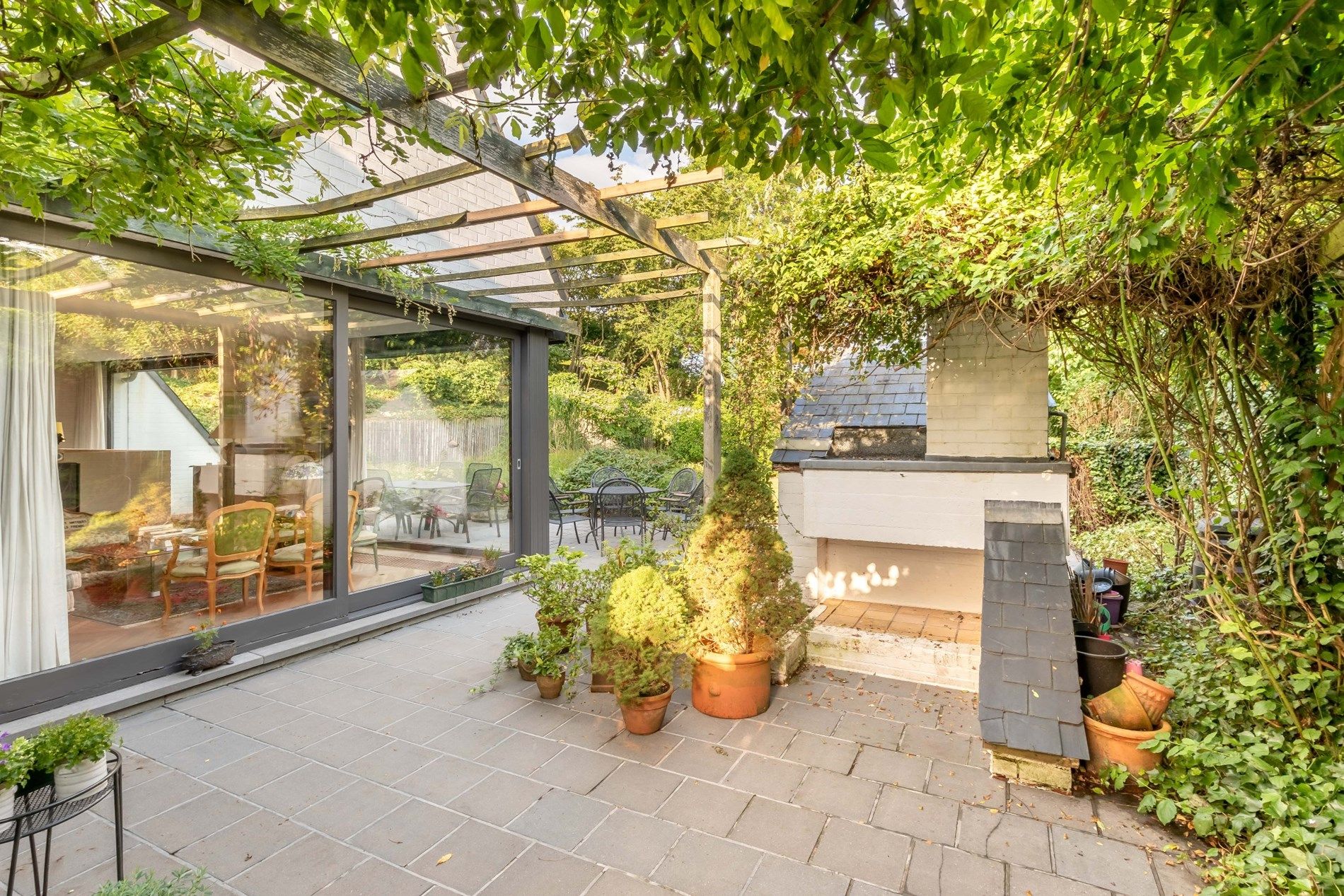 Residentieel gelegen villa met prachtige tuin! foto 7