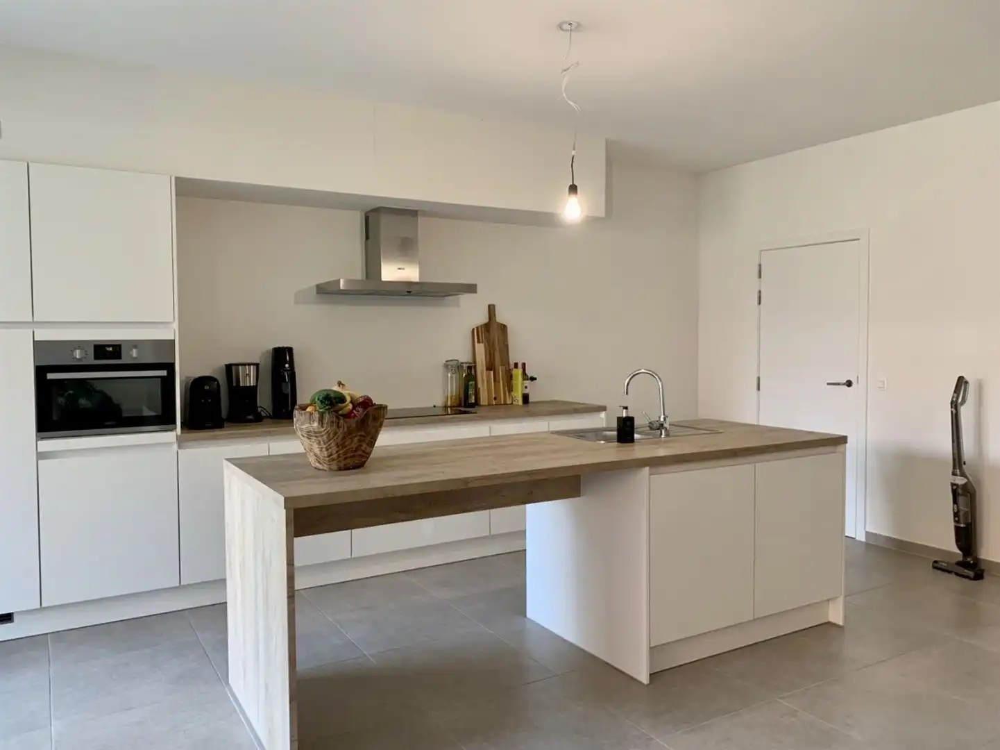 Prachtig gelijkvloers appartement te Sint-Eloois-Vijve met tuintje en overdekt terras.  foto 26