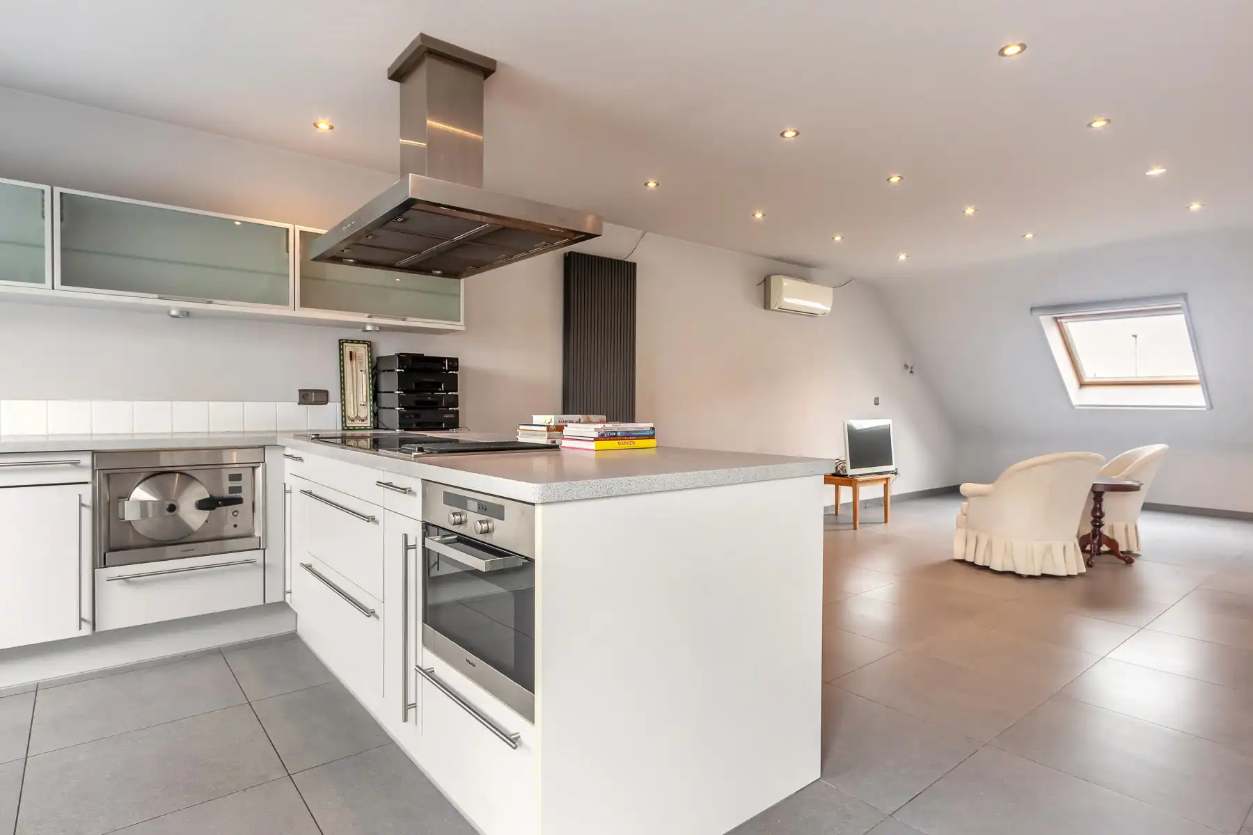 Ruim, triplex appartement met 1 slaapkamer vlakbij centrum foto 11