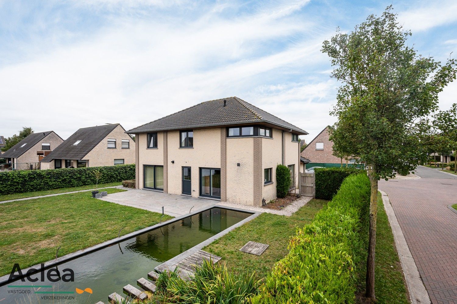 Moderne alleenstaande woning op een ruim perceel foto {{pictureIndex}}