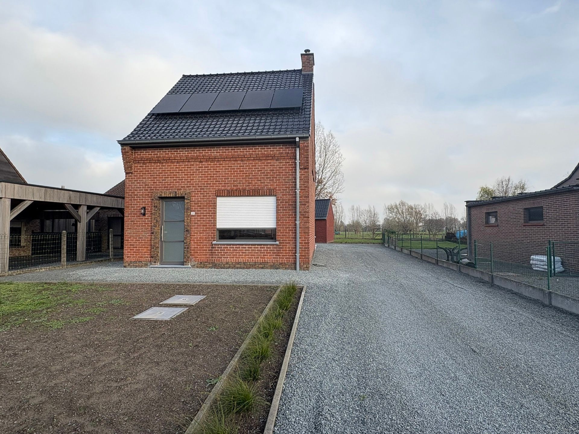 Volledig gerenoveerde gezinswoning met tuin en carport  foto {{pictureIndex}}