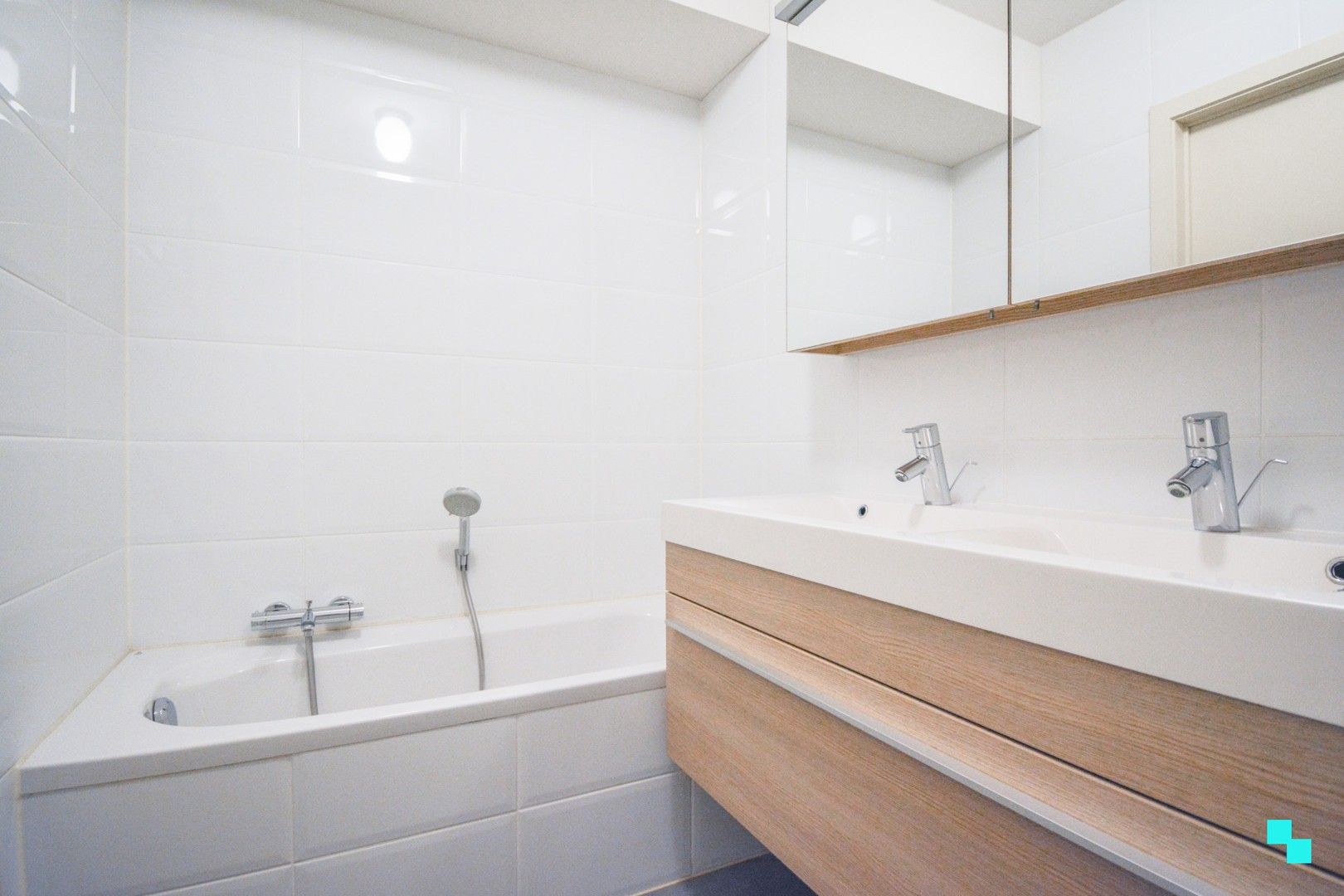 Instapklaar, energiezuinig appartement met staanplaats te Roeselare foto 11