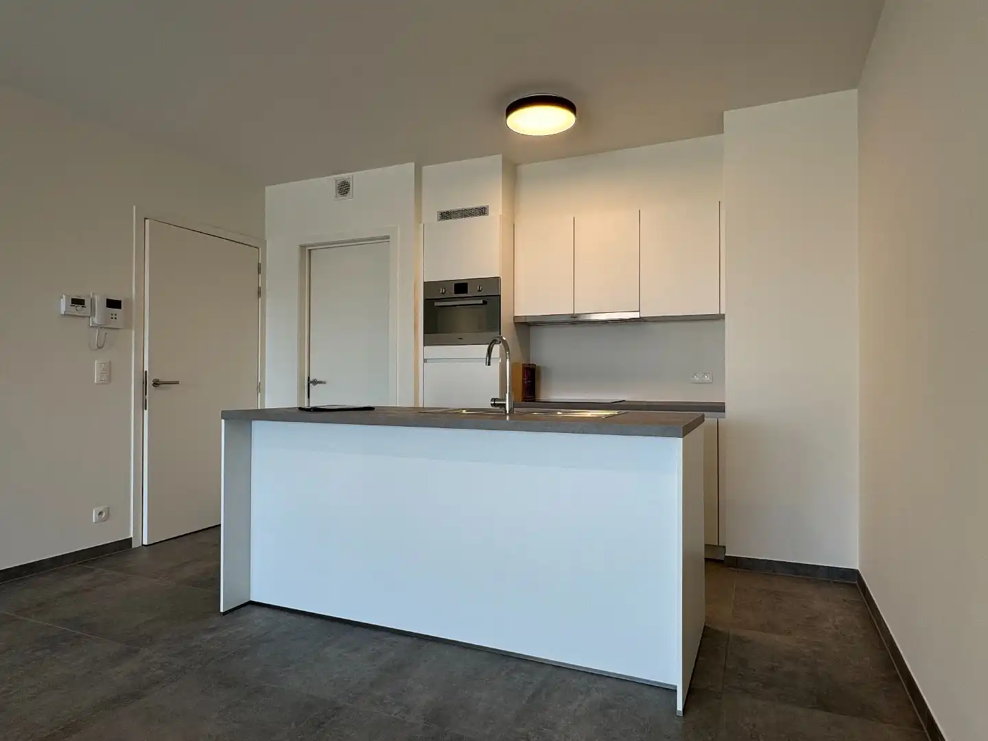 VOLLEDIG AFGEWERKT NIEUWBOUWAPPARTEMENT MET 2 SLAAPKAMERS, TERRAS, ONDERGRONDSE AUTOSTANDPLAATS EN KELDERBERGING IN RESIDENTIE "DE KWINT" TE ZONHOVEN  foto 4