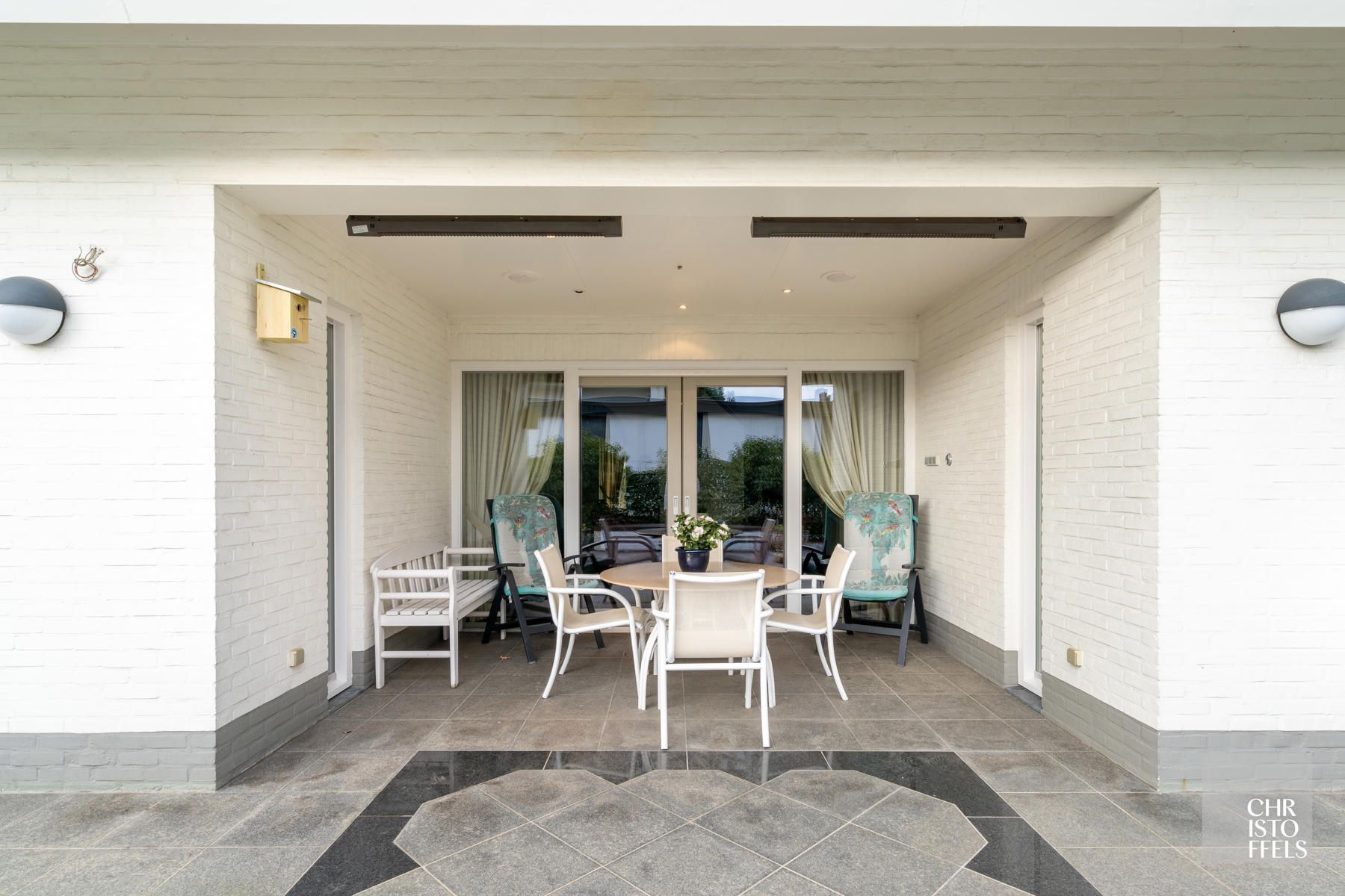 Villa met binnenzwembad gelegen in een geliefde villawijk op een perceel van 1.827m² foto 21