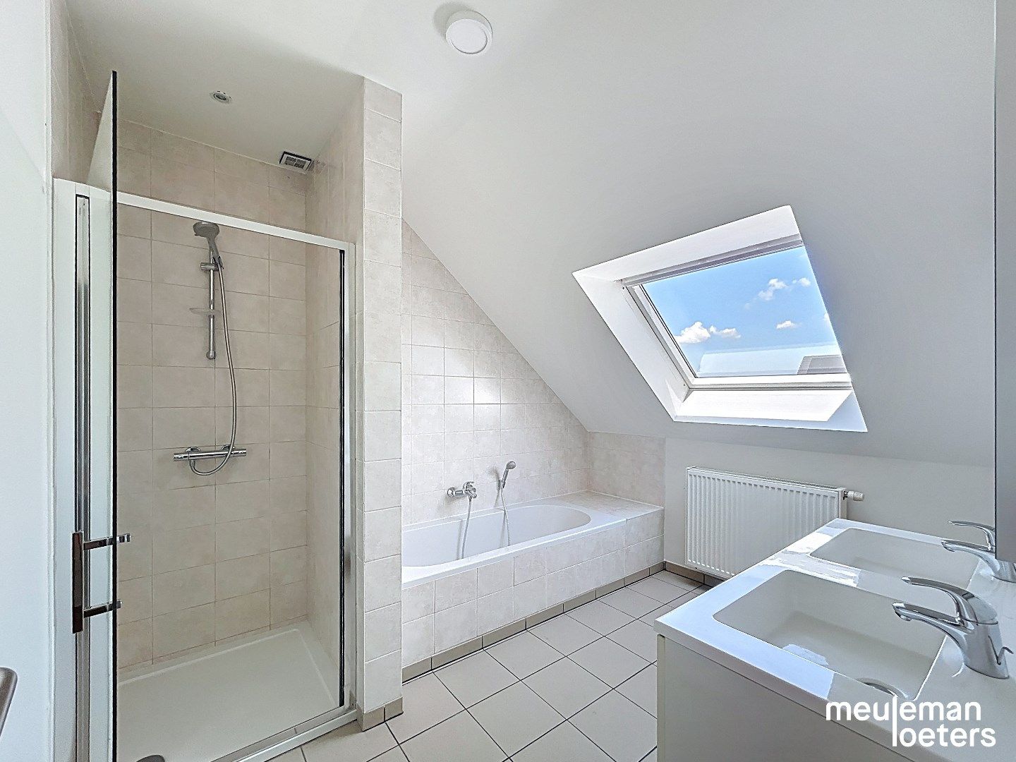 Ruime gezinswoning met garage foto 10