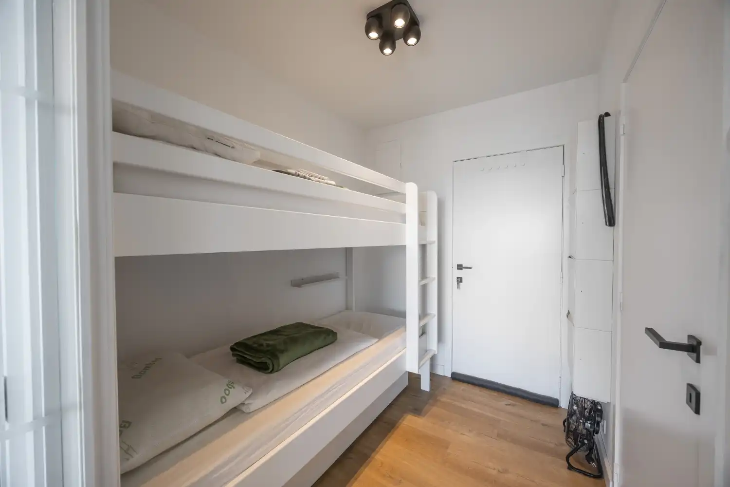 Gerenoveerde studio met terras en open zicht nabij zee foto 12