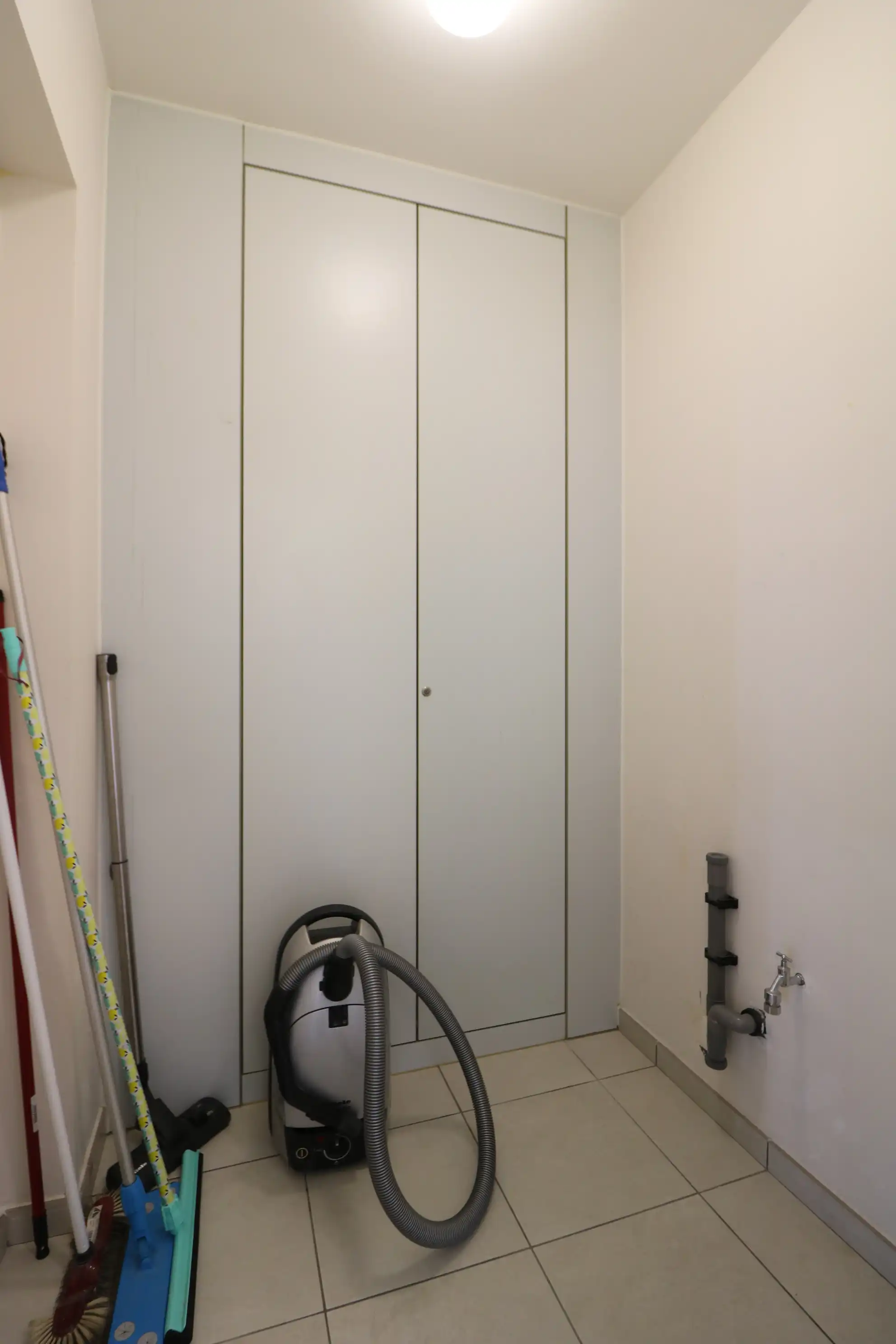 Bijzonder ruim (90 m²), hedendaags 2-slaapkamerappartement met prachtig frontaal zicht op zee.  foto 2