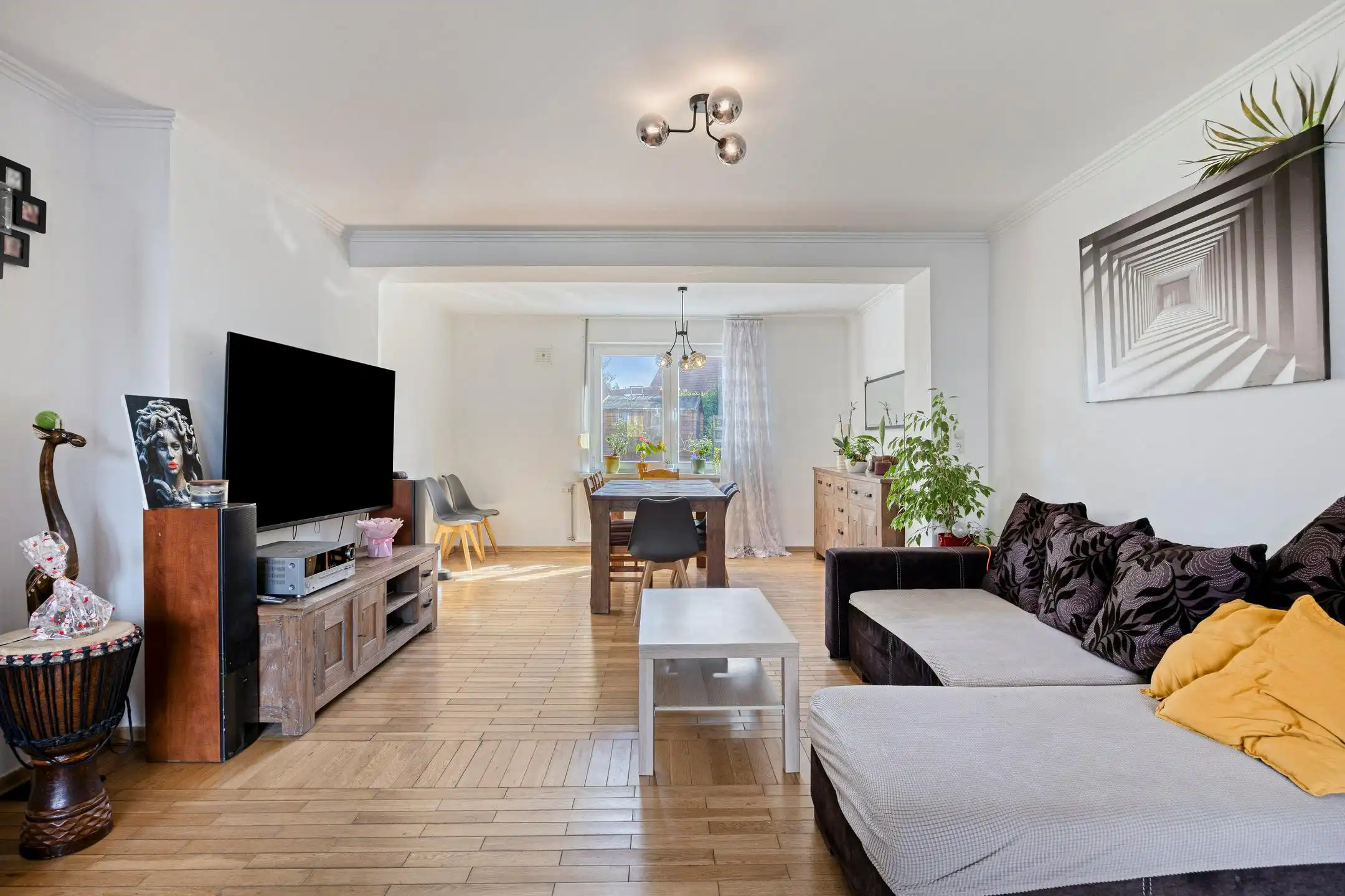 Ruime driegevelwoning met 4 slaapkamers, 2 badkamers, tuin en parking op uitstekende ligging te Vilvoorde en vlakbij Strombeek foto 5