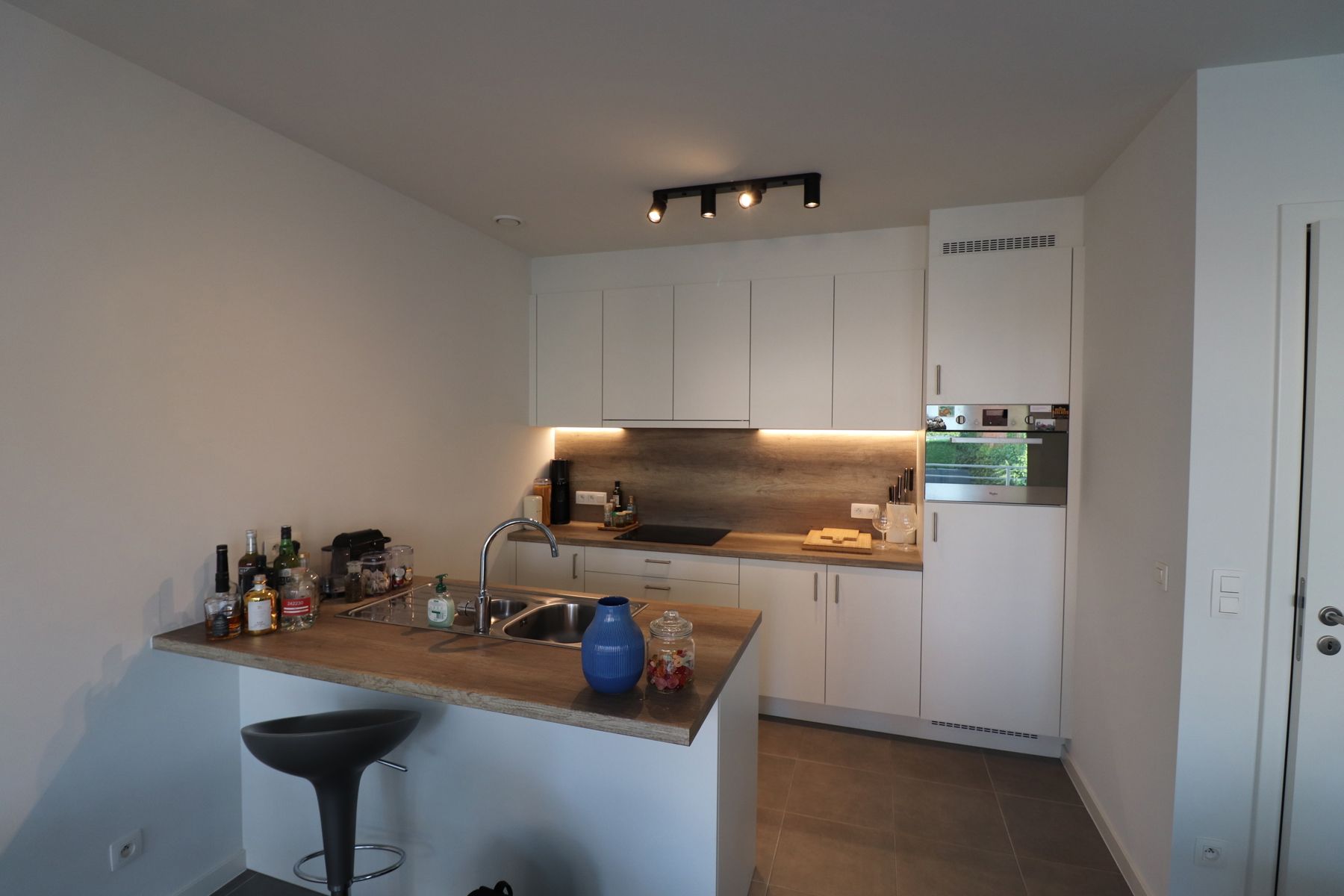 Prachtig 2-slaapkamerappartement met lift op de 1ste verdieping links met zonnig terras, ondergrondse autostaanplaats en berging. foto 5