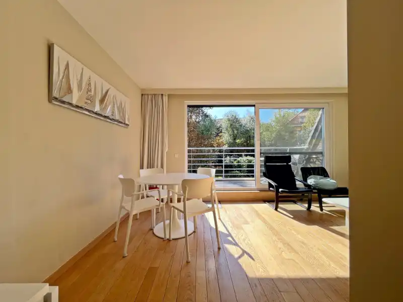 RUSTIG APPARTEMENT MET GROOT ZONNIG TERRAS foto 6