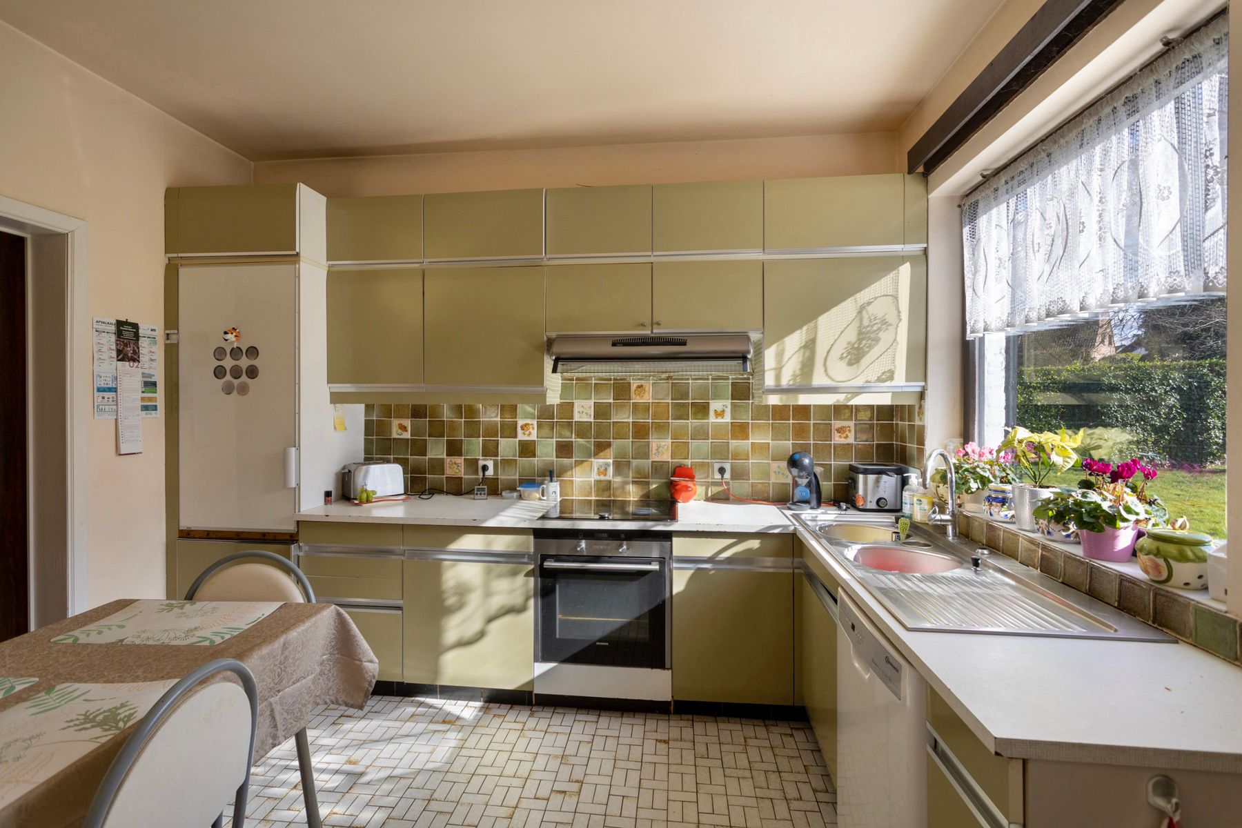 Residentieel gelegen villa met 4 slpks  foto 10